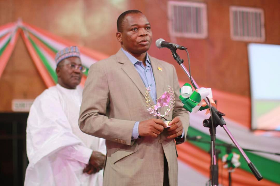 The National Director of World Vision Niger, Albert Kodio, addressing to the audience after receiving the award 
