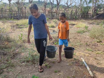 Hernania and Clementino are on the way to fetch water from the new rainwater harvesting. Image: Chandra Monteiro/World Vision. 19/10/2023
