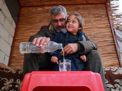 World Vision Syria Response Partner, ULUSLARARASI INSANI YARDIMLAŞMA DERNEĞI Aysar with his grandchild