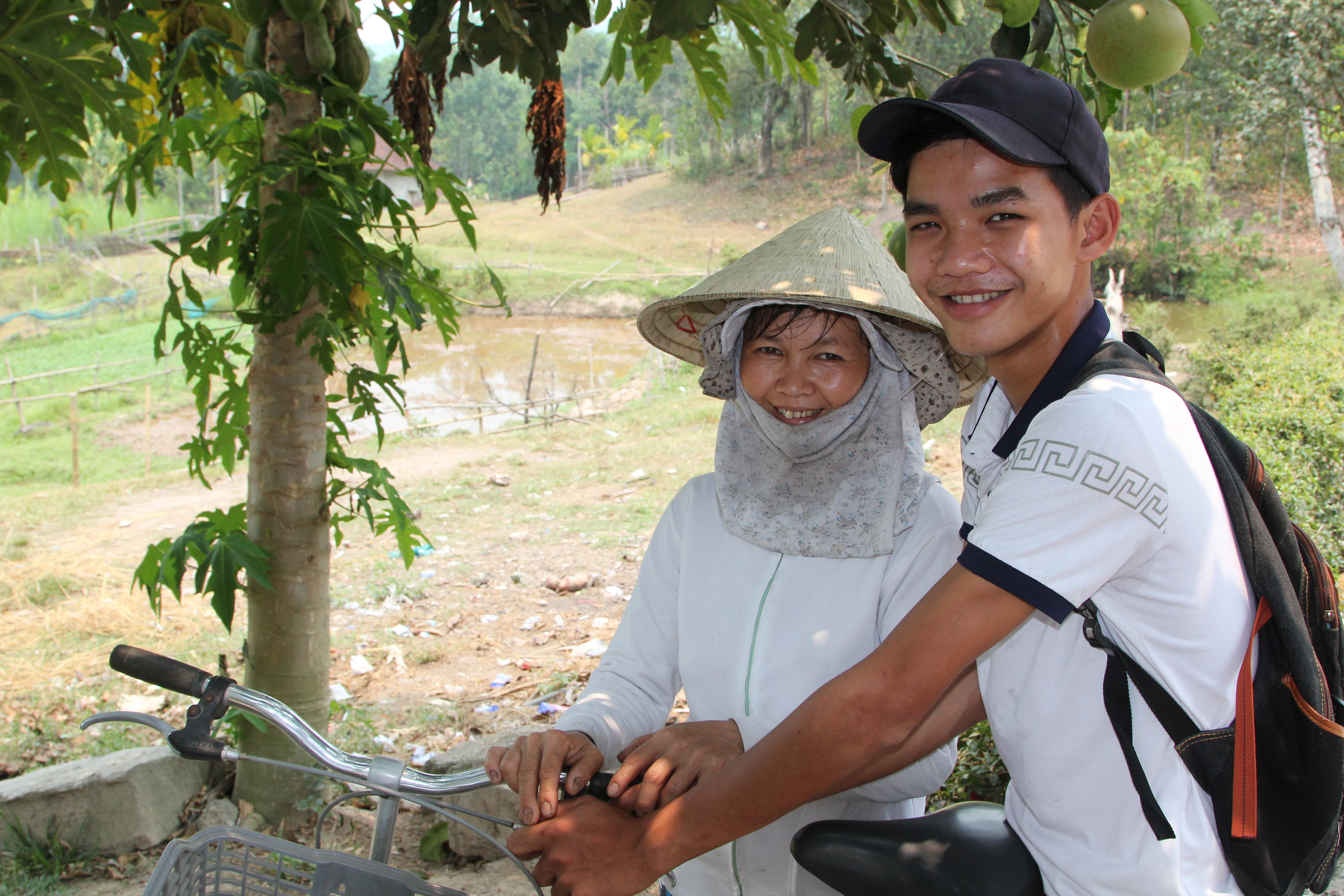 Thinh is with his mother. He says goodbye to her for school.