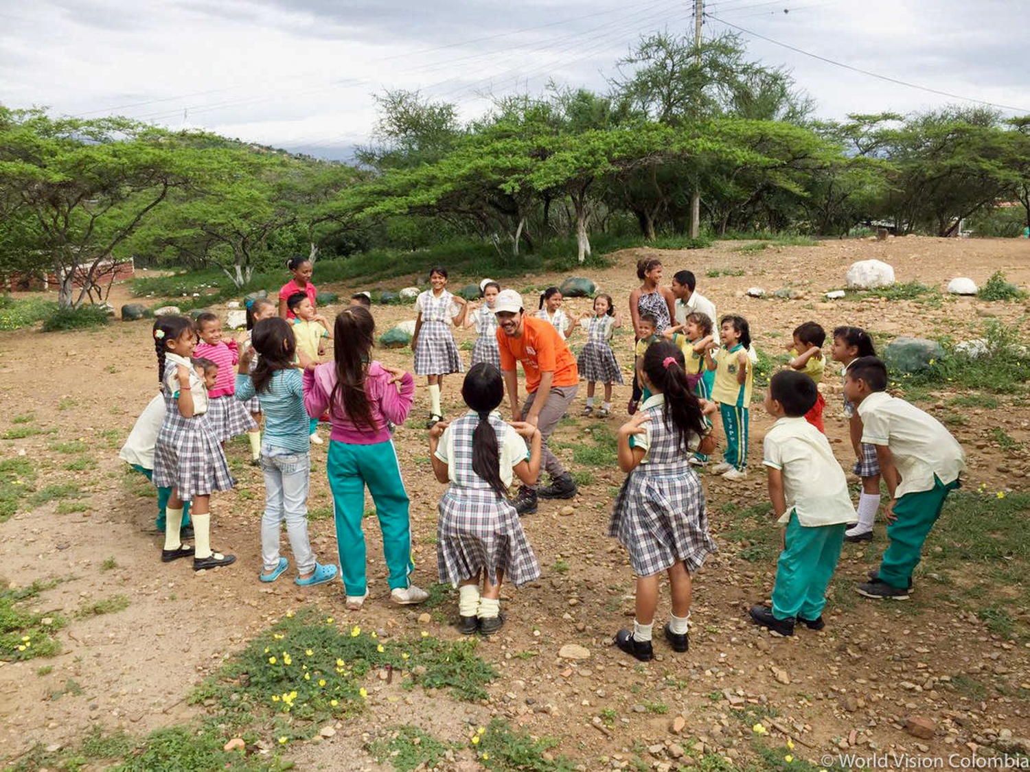 Venezuela Migrant Crisis Response Staff with children playing in a circle