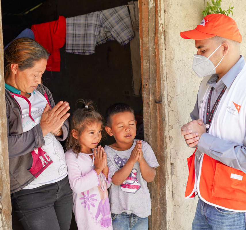 The role of faith leaders in the fight against COVID-19, world vision staff pray with beneficiaries in Honduras