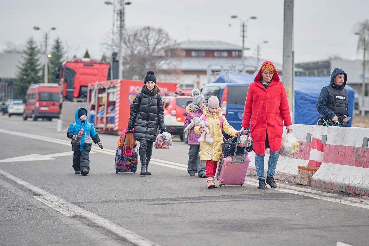 Families fleeing Ukraine to Romania