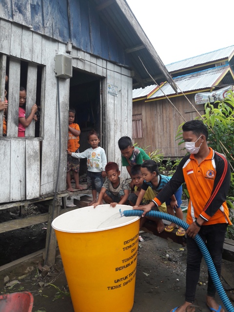 The distribution of clean water in the affected area.