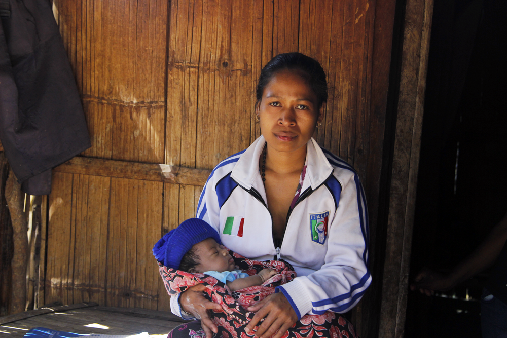 Adelia with her newborn baby / Photo: Jaime dos Reis, World Vision