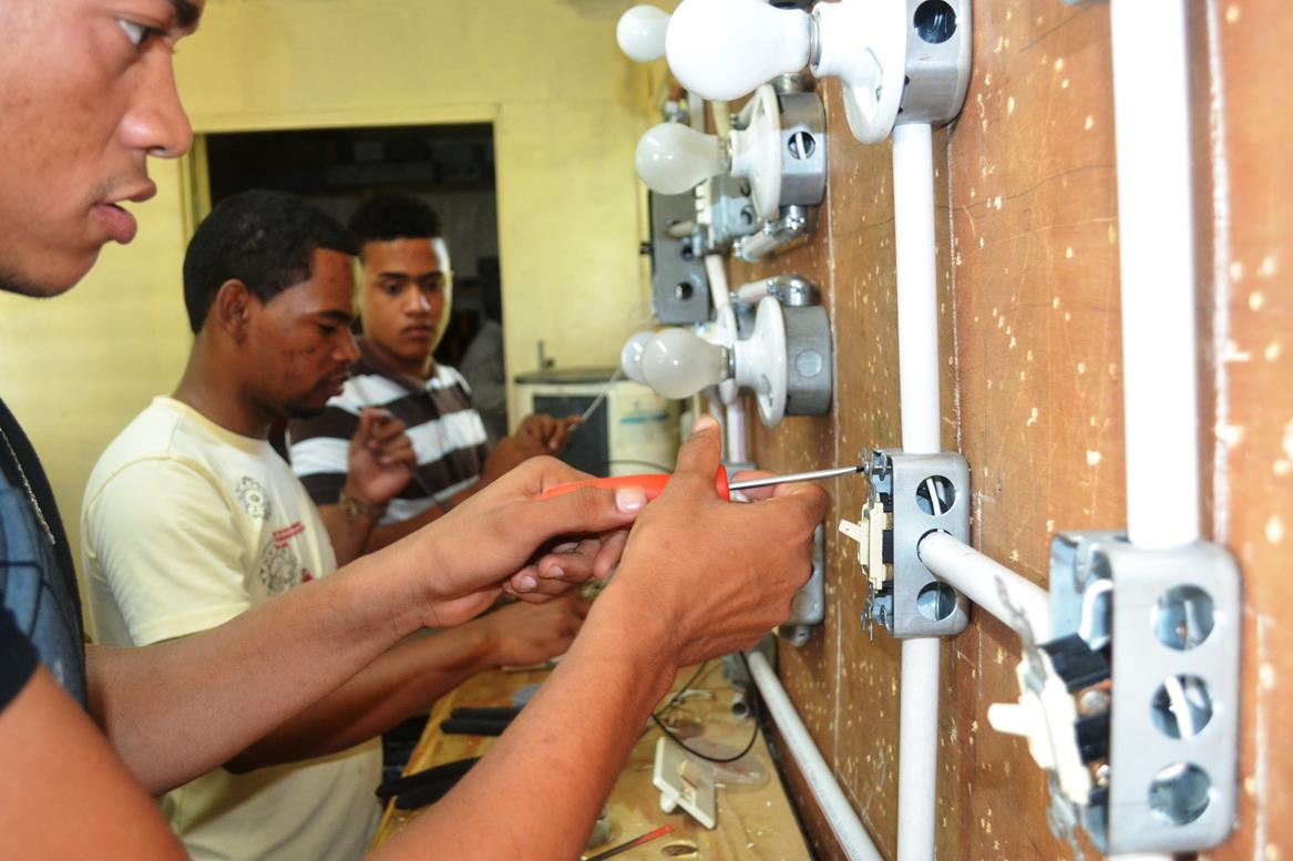 Jóvenes se capacitan en electricidad World Vision International