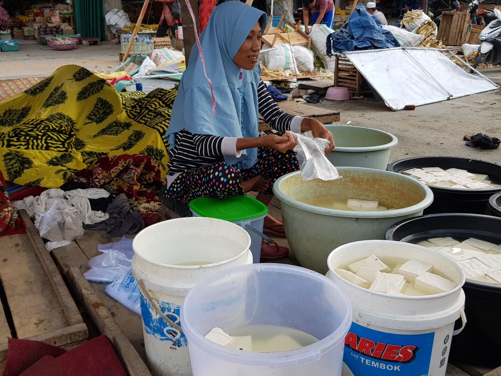 Markets in tsunami-hit Indonesia