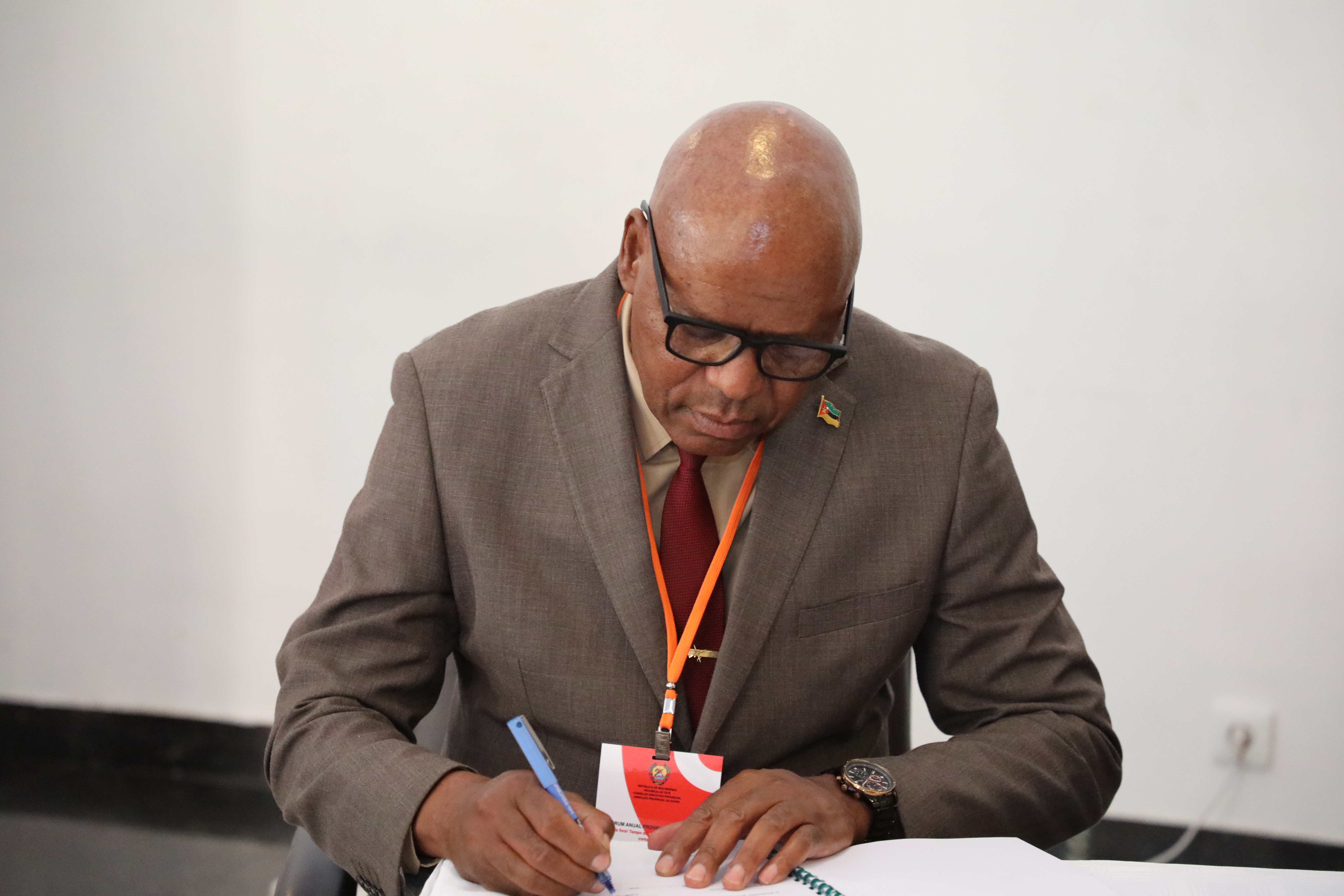 District Administrator's picture Signing the Contrat