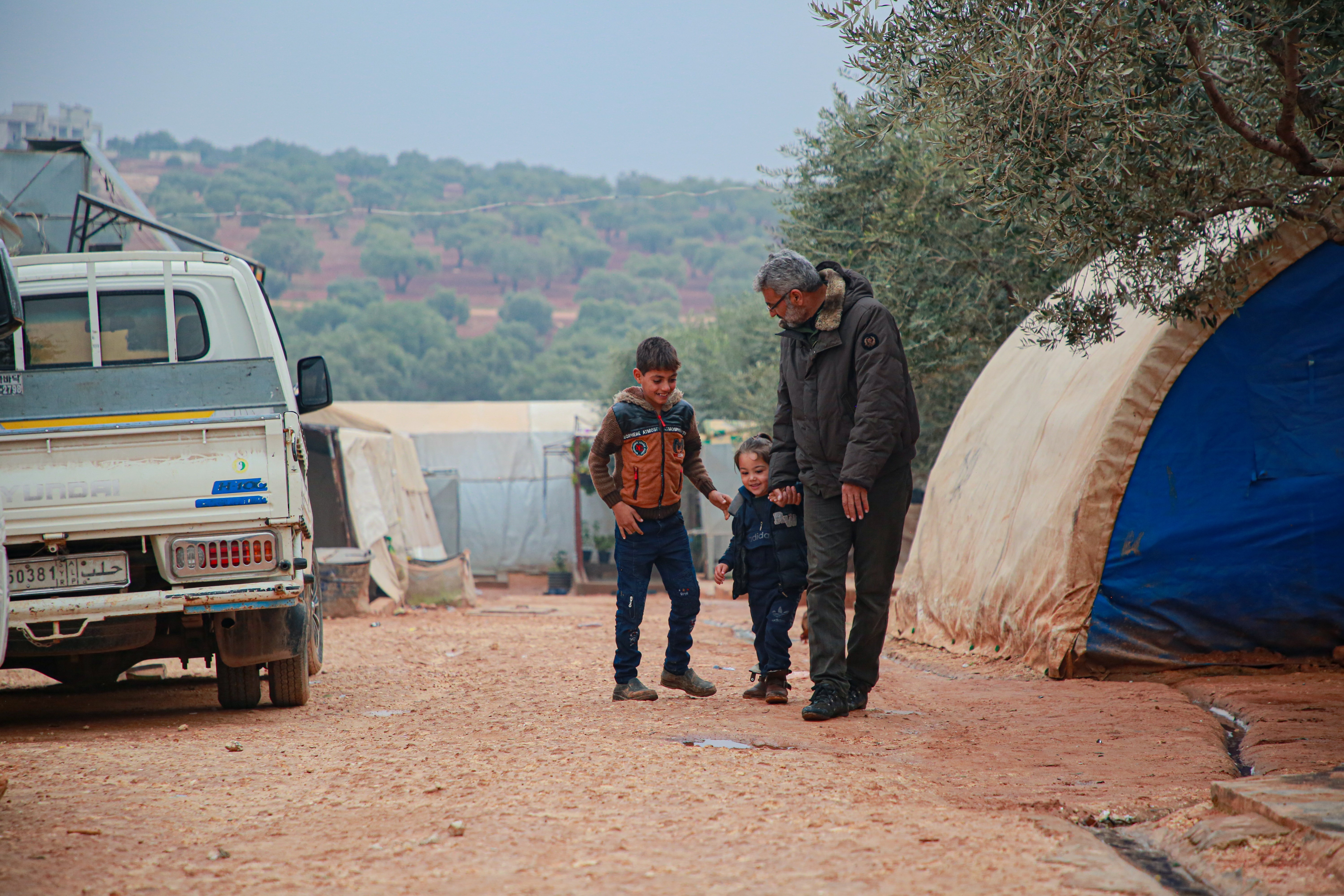 World Vision Syria Response Partner, ULUSLARARASI INSANI YARDIMLAŞMA DERNEĞI Aysar with his grandchildren