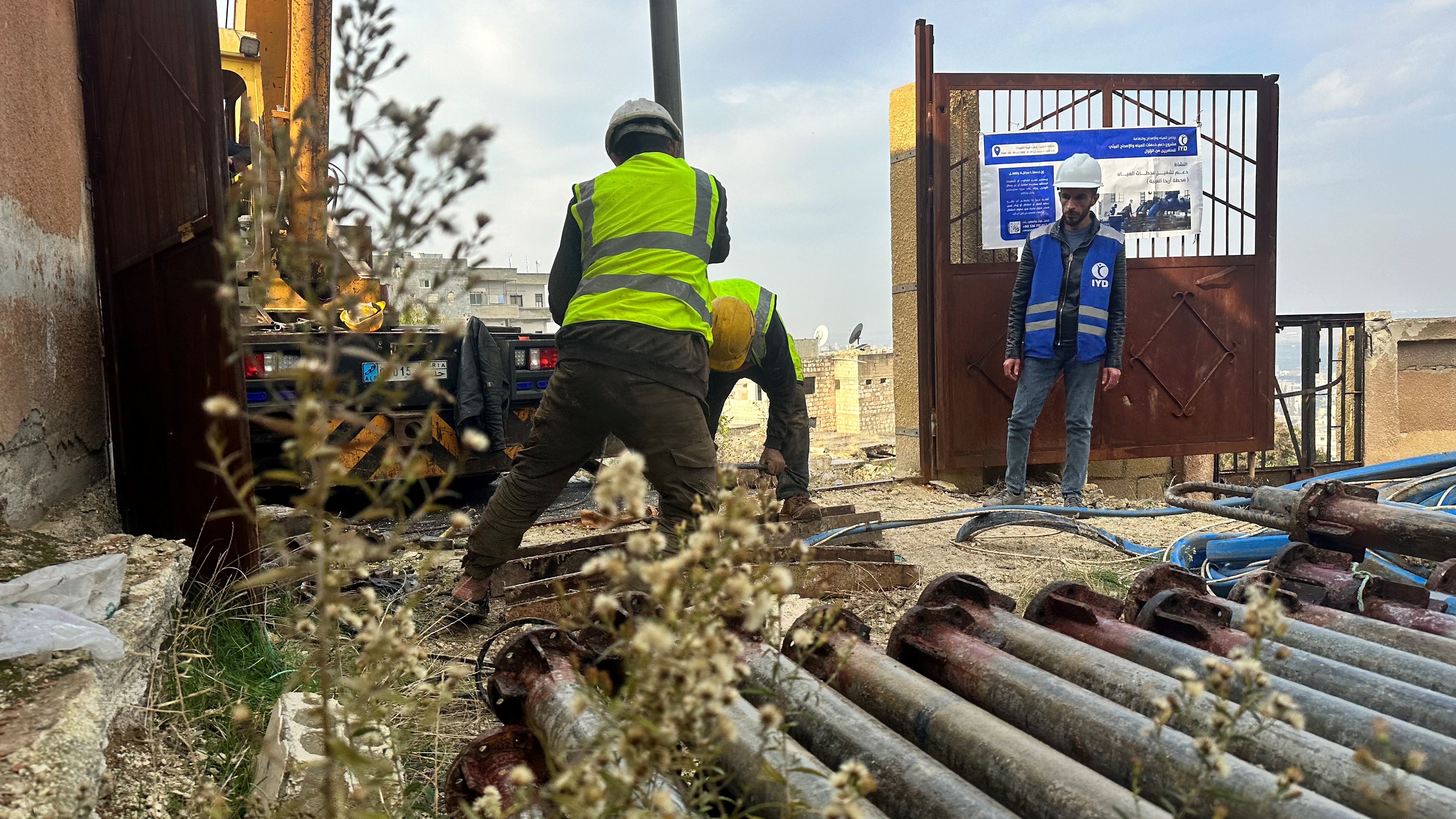 World Vision Syria Response Partner maintaining the water stations[left] and later pumping water to internally displaced Syrians [right], the solar panels operating the stations [photo in the middle]. World Vision Syria Response Partner, ULUSLARARASI INSANI YARDIMLAŞMA DERNEĞI
