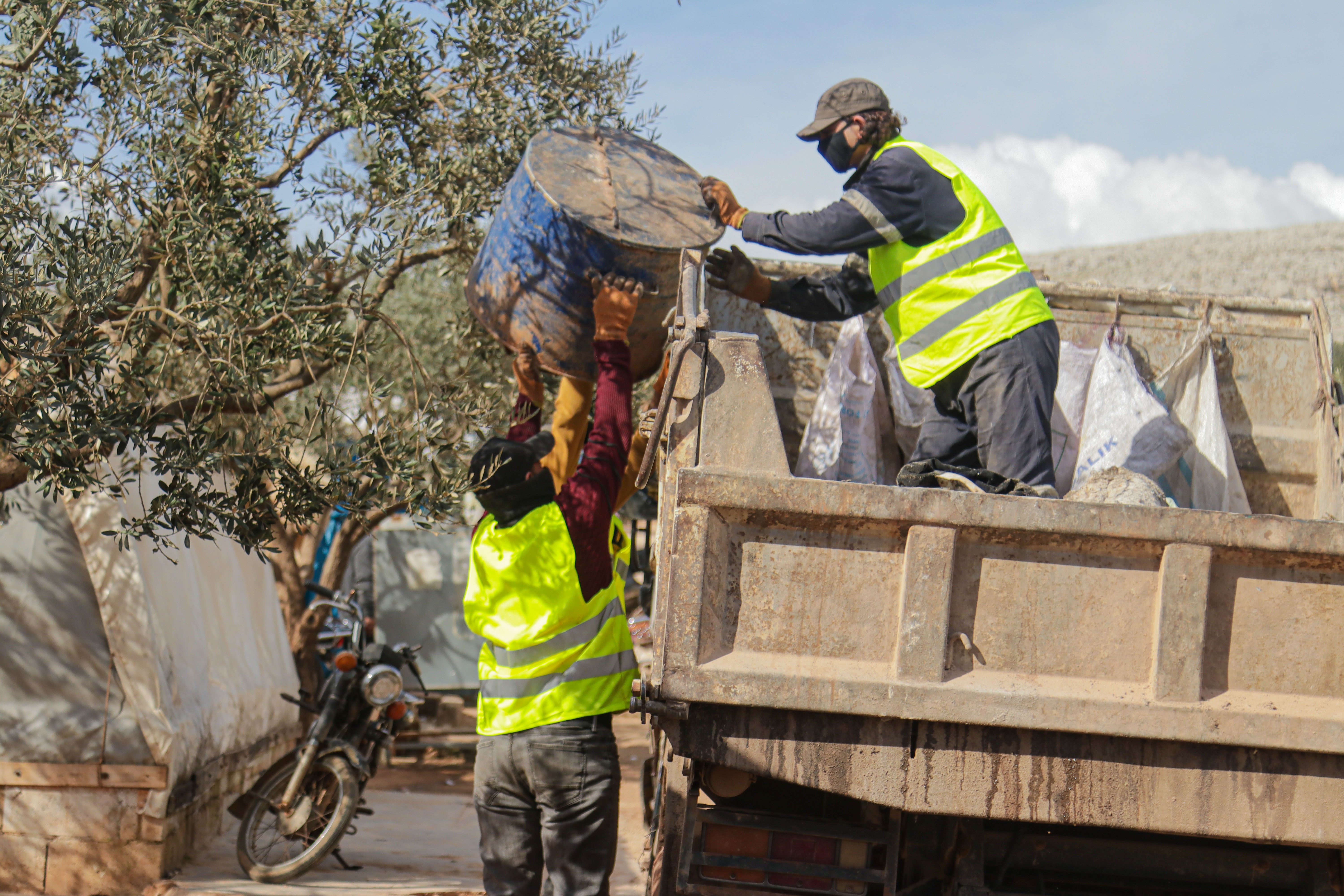World Vision Syria Response Partner during the SWM [left] and desludging services [right]. World Vision Syria Response Partner, ULUSLARARASI INSANI YARDIMLAŞMA DERNEĞI