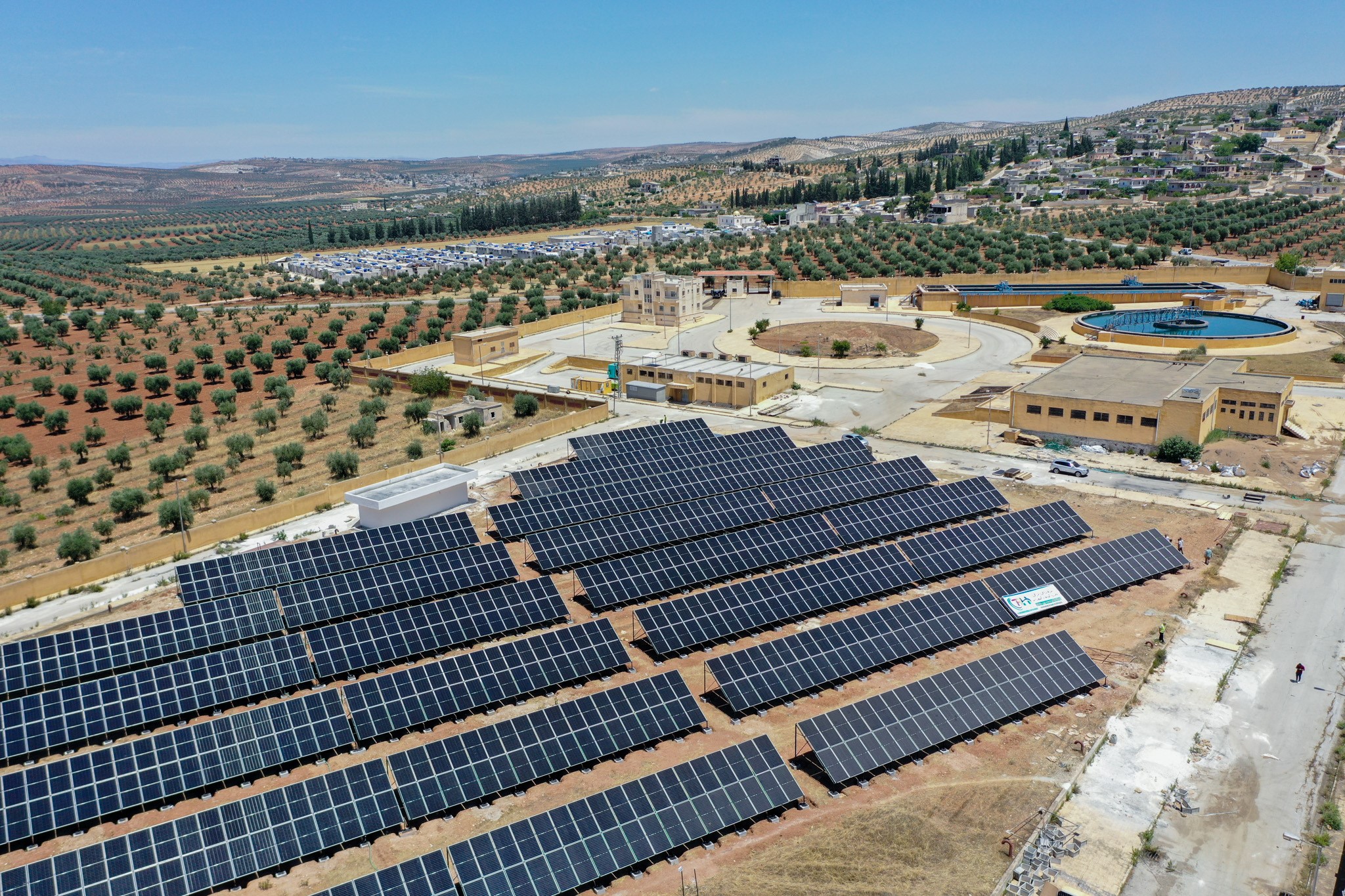 World Vision Syria Response’s solar-powered water pumping station. The solar panels are to the left and the main water tank is on the left World Vision Syria Response, Zaher Jaber