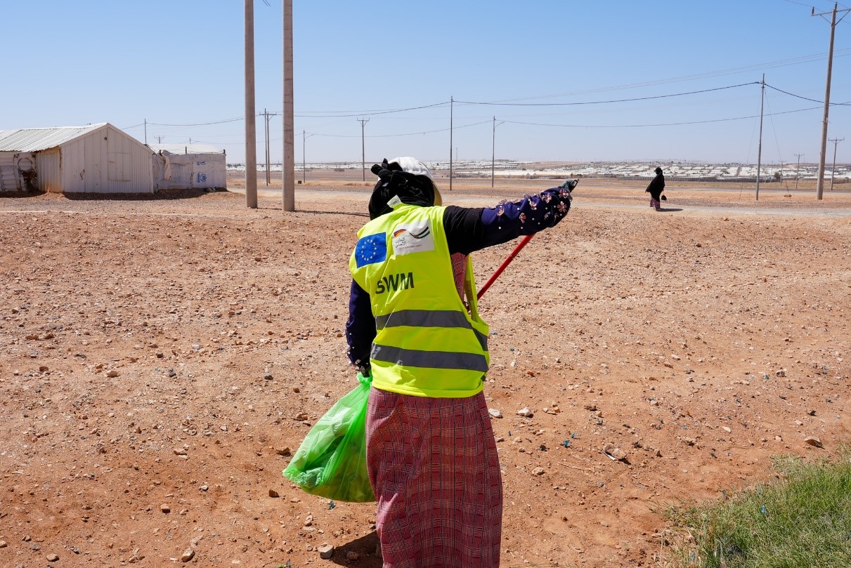 One of the litter picking volunteers picking waste from one of the neighborhoods World Vision Syria Response, Joanna Zreineh.