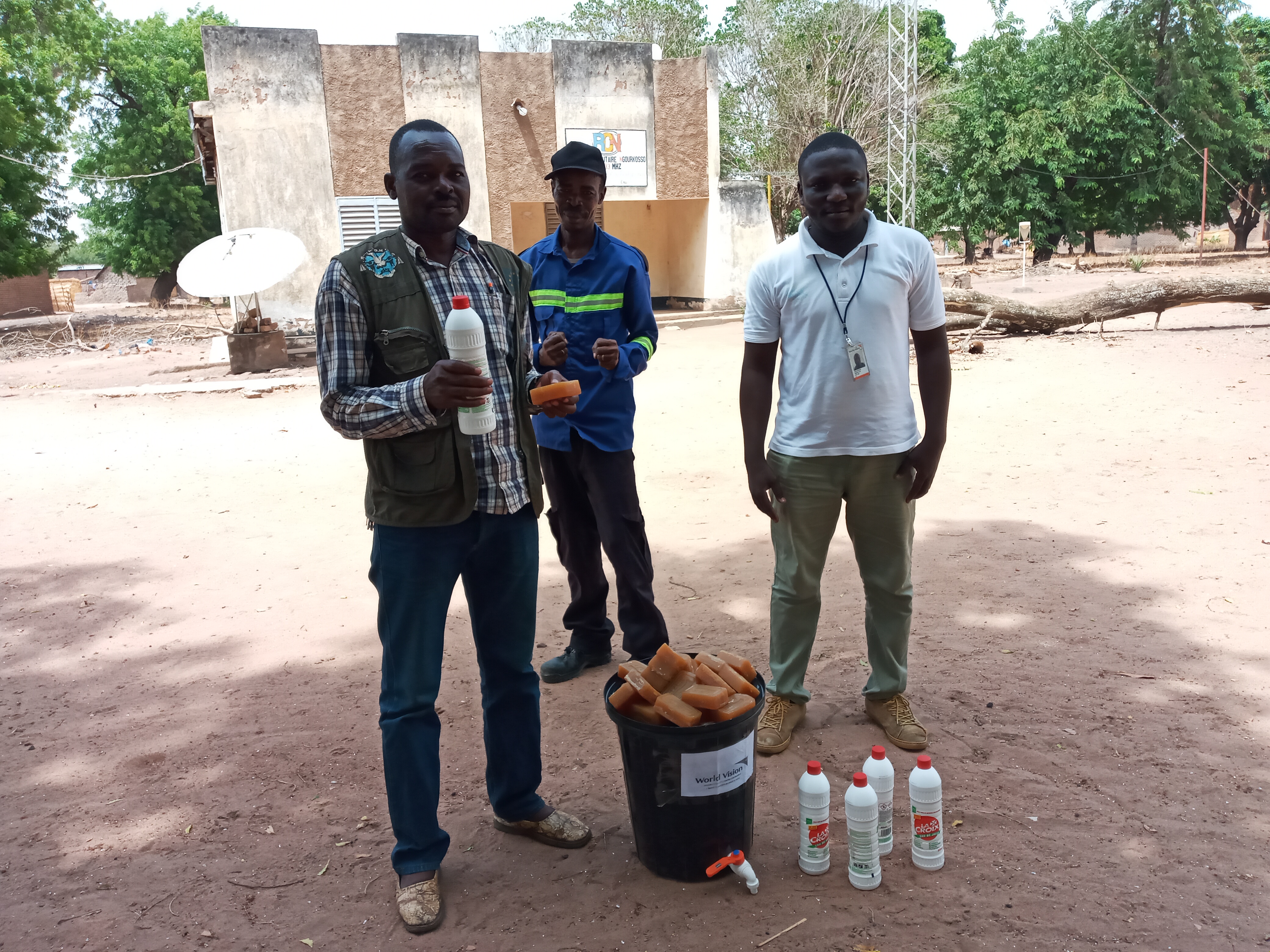 Séance de distribution des kits de lavage  des mains  dans les lieux publique dans les communautés 