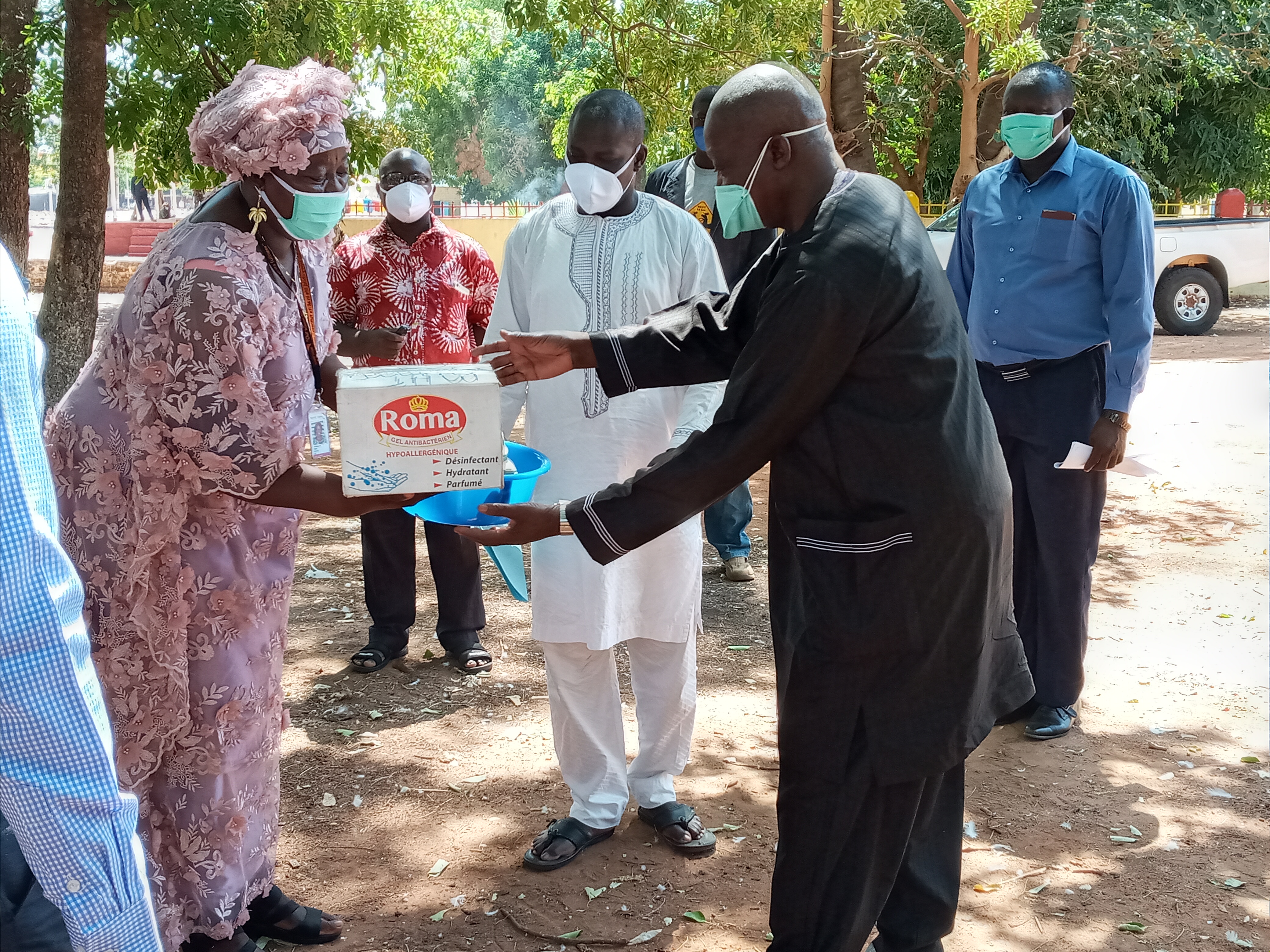 Remise de kits de lavage des mains a la délégation sanitaire de du Logone occidental 