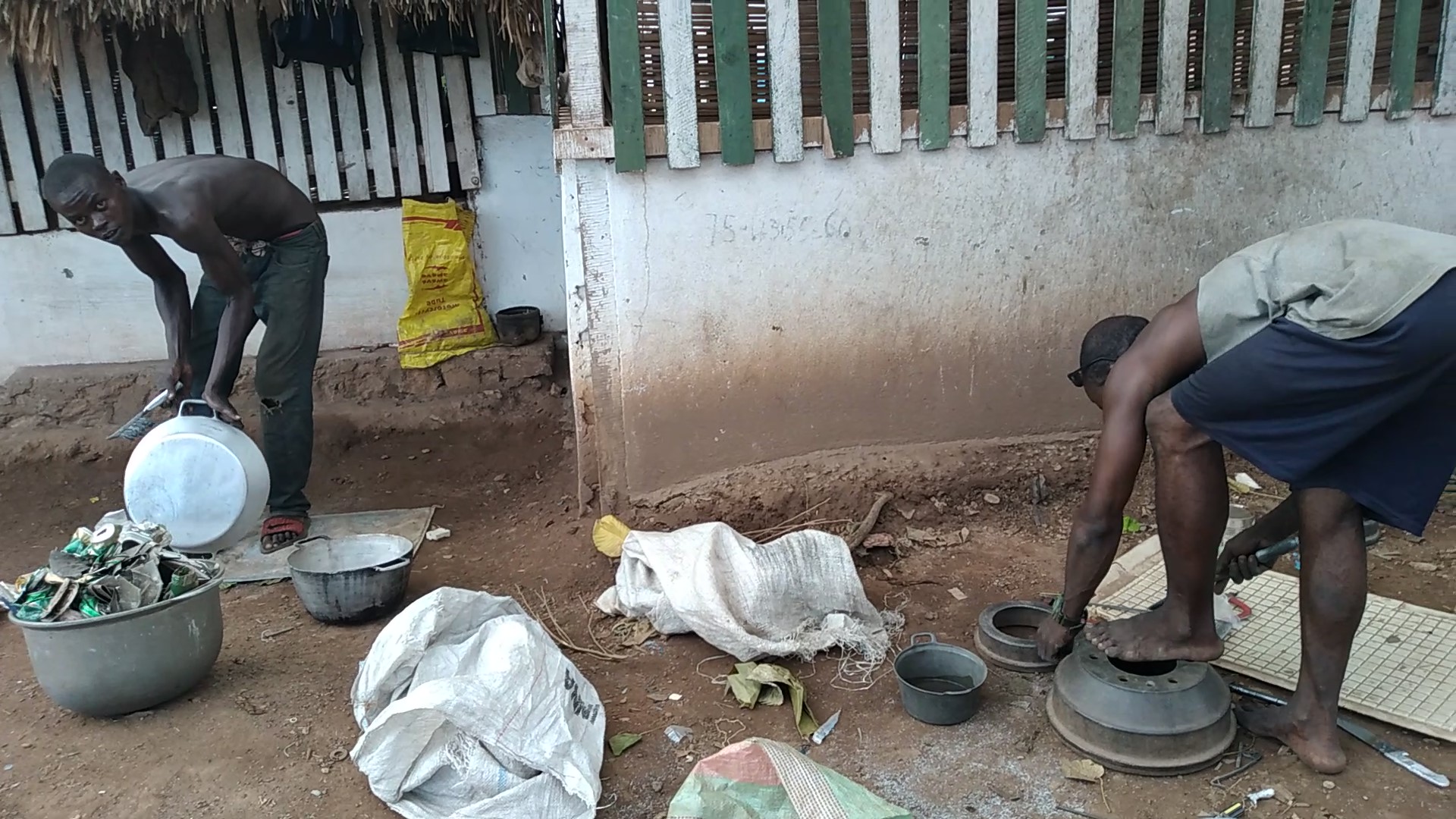 Child 's Dad labour polishing