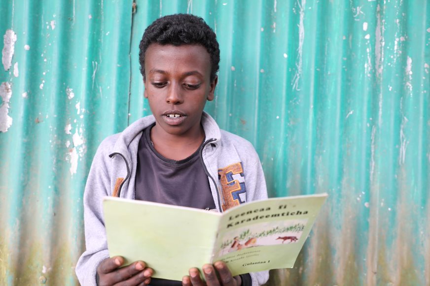 Kenawork reading his book