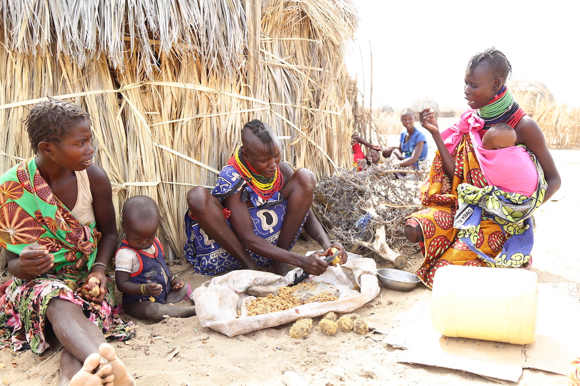 Communal feeding in Turkana kenya