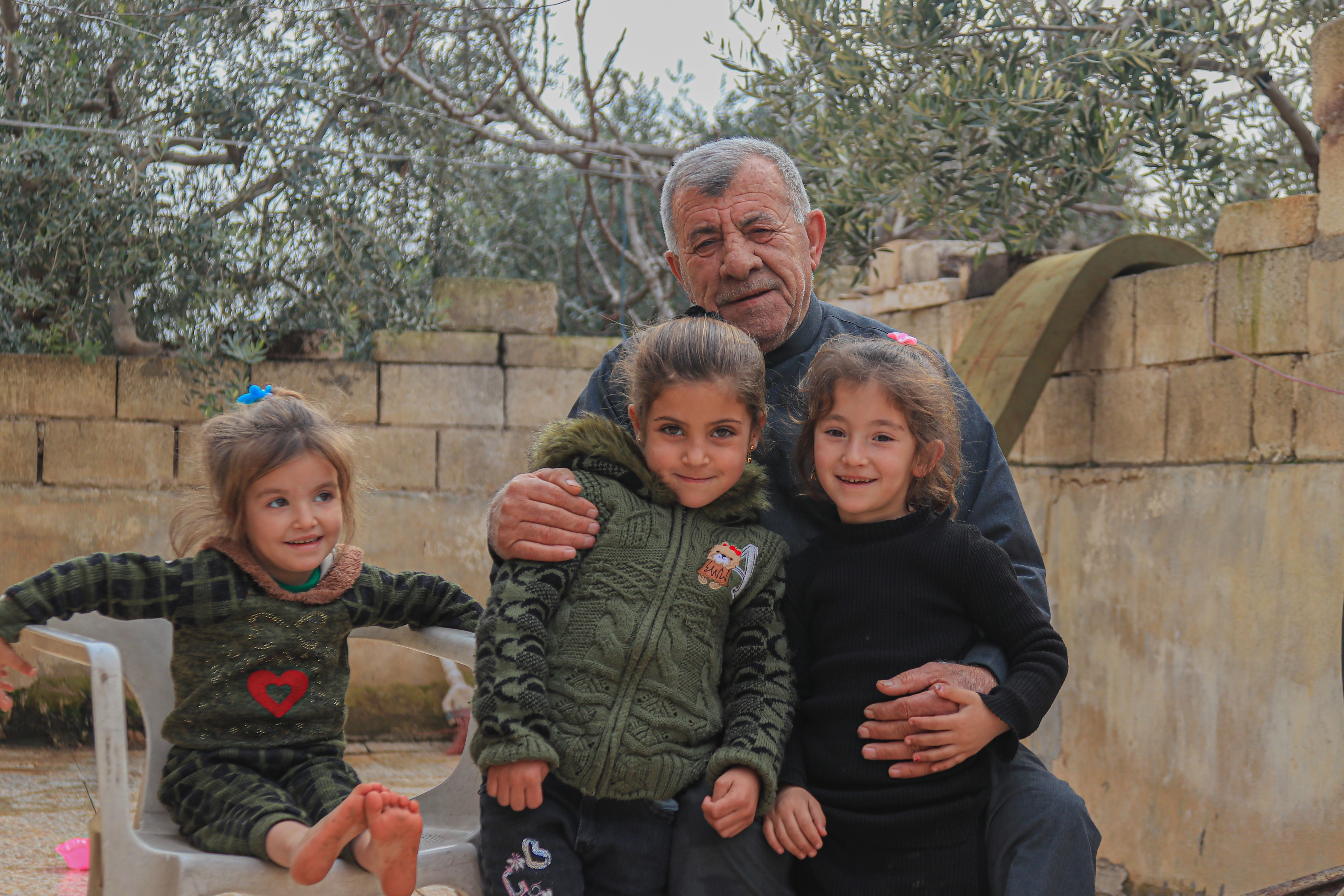 Jassar and his children.   ©ULUSLARARASI INSANI YARDIMLAŞMA DERNEĞI, World Vision’s Partner  
