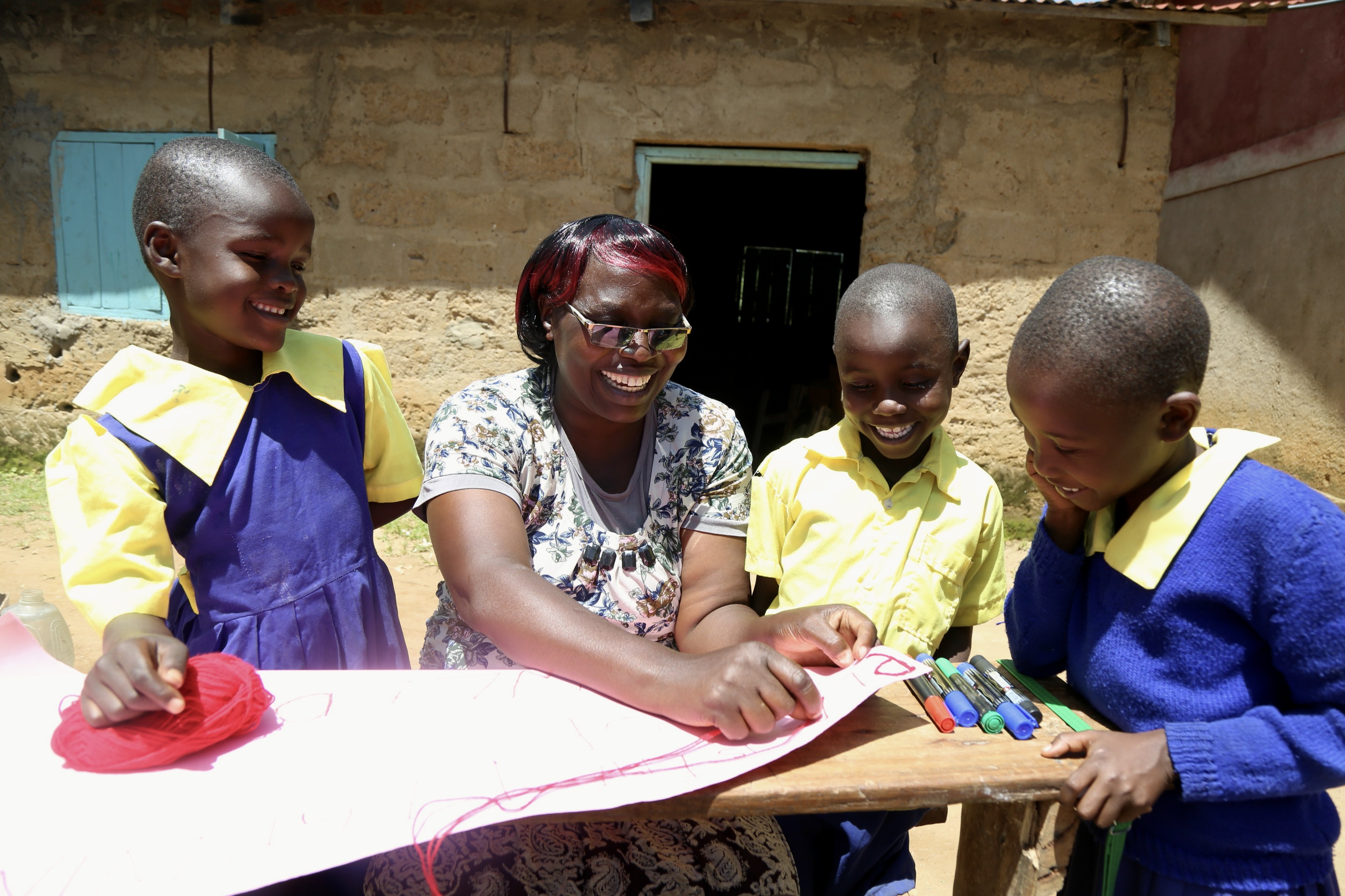 Children learning effectivkly through creative work with a trainer