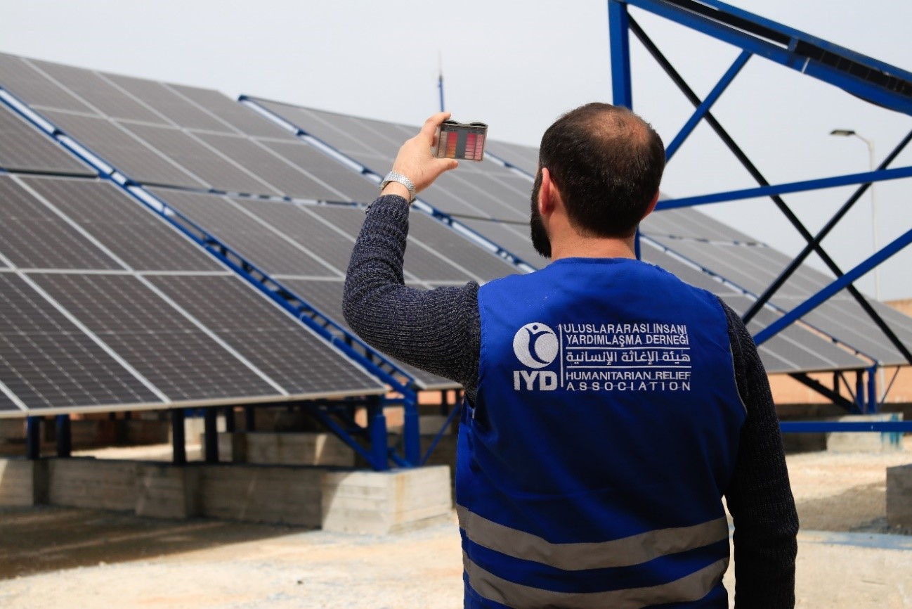 World Vision Syria Response Partner maintaining the water stations[left] and later pumping water to internally displaced Syrians [right], the solar panels operating the stations [photo in the middle]. World Vision Syria Response Partner, ULUSLARARASI INSANI YARDIMLAŞMA DERNEĞI