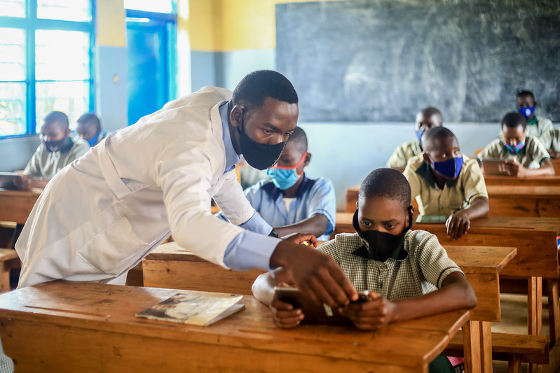 Pupils using the gargets they where given by Profuturo project