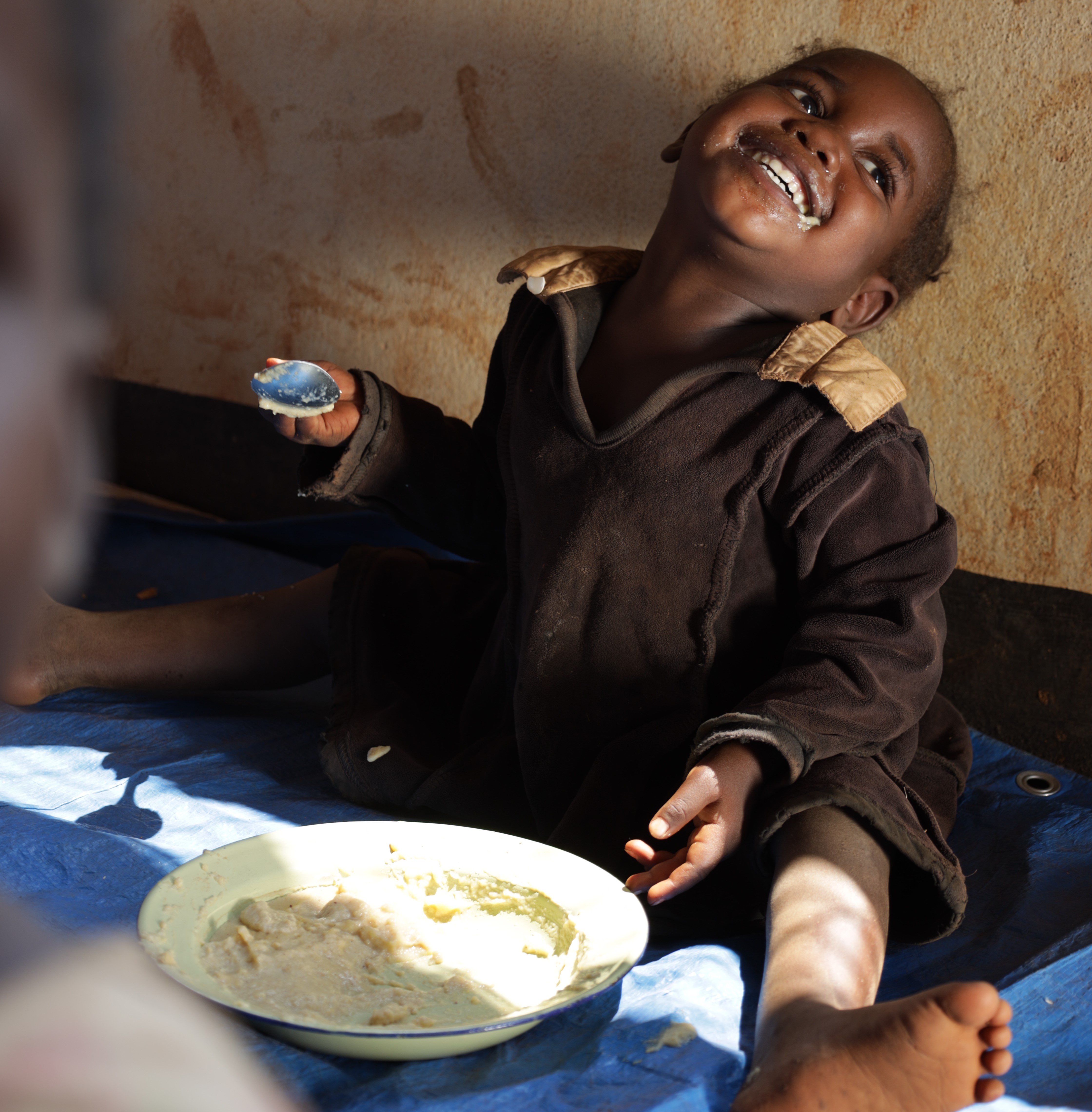 Menina em fase de recuperação comendo a papa PREMIX