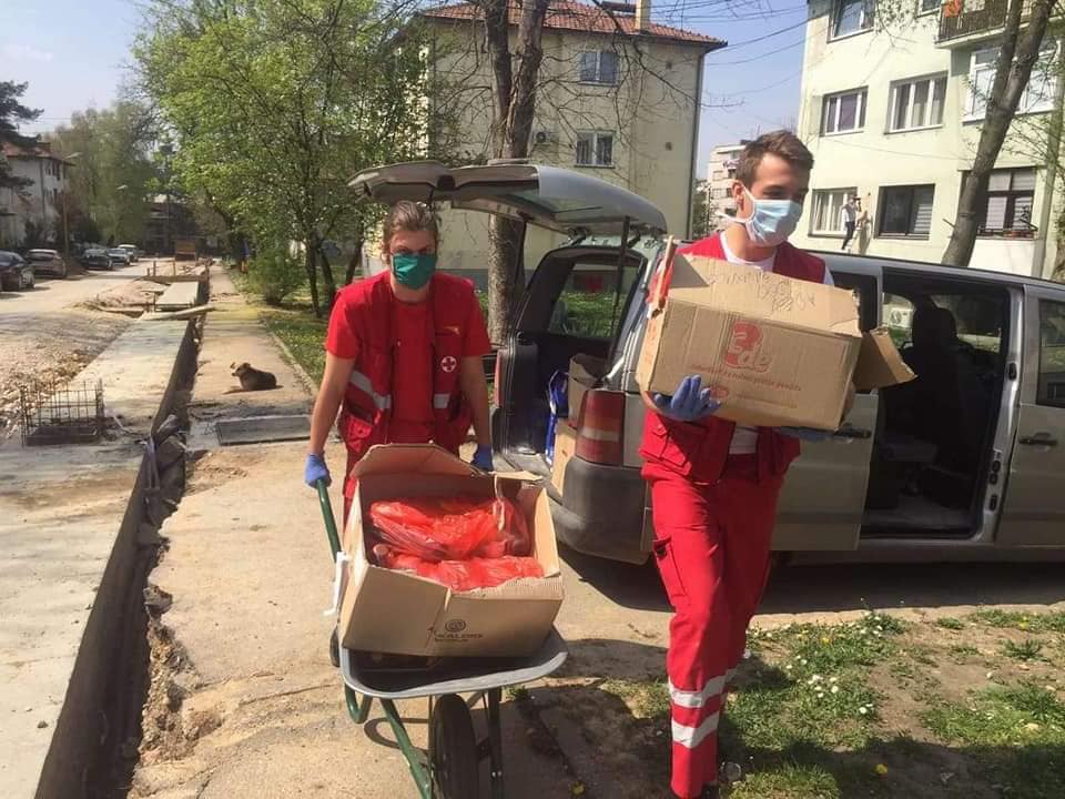 YOung volunteers Alen and Semir during distribution to the most voulnerable families