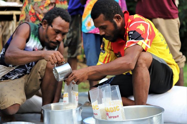 Building Resilience project invests in rice farming (34)