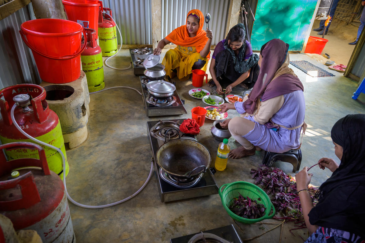 World Vision’s 42 Community Cooking and Learning Centres are equipped with five two-burner stoves fuelled by propane gas. Up to 1,050 women cook meals daily in the centres, benefiting some 5,250 family members. Their children no longer have to collect firewood. At the centres, mothers learn new skills, such as nutritious cooking and vegetable gardening.