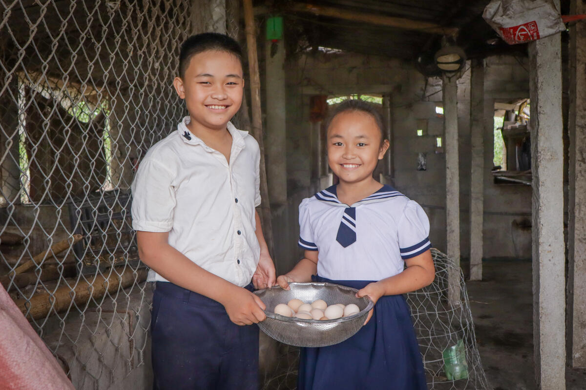 Children show the food they have prepared.