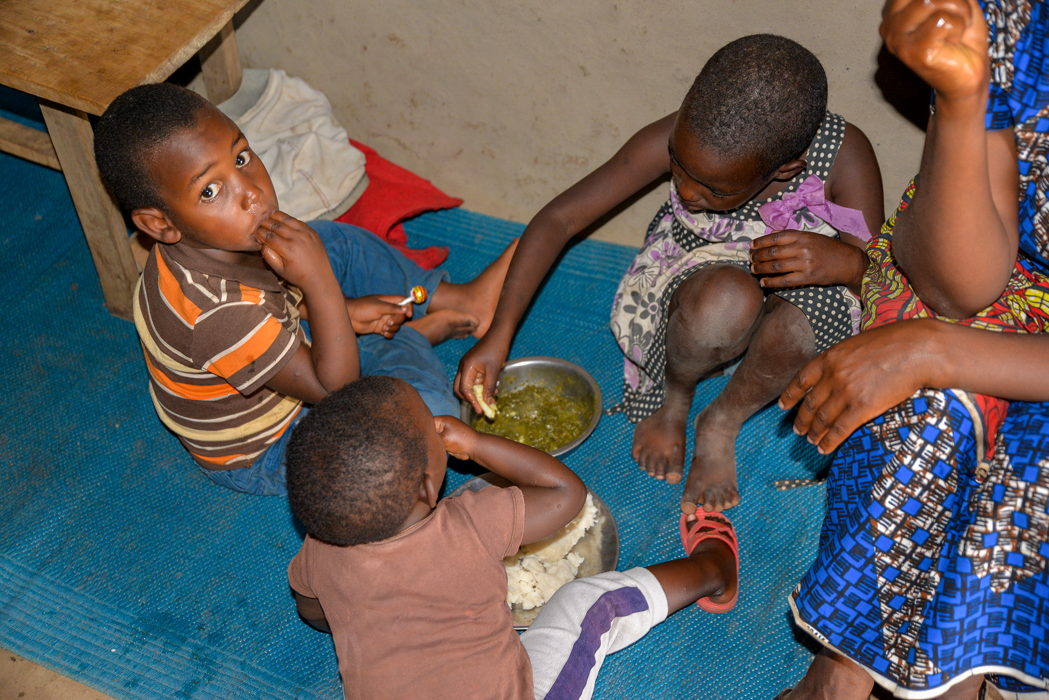 Eating time: When food is served, everyone eats from the same plate, mother and her children