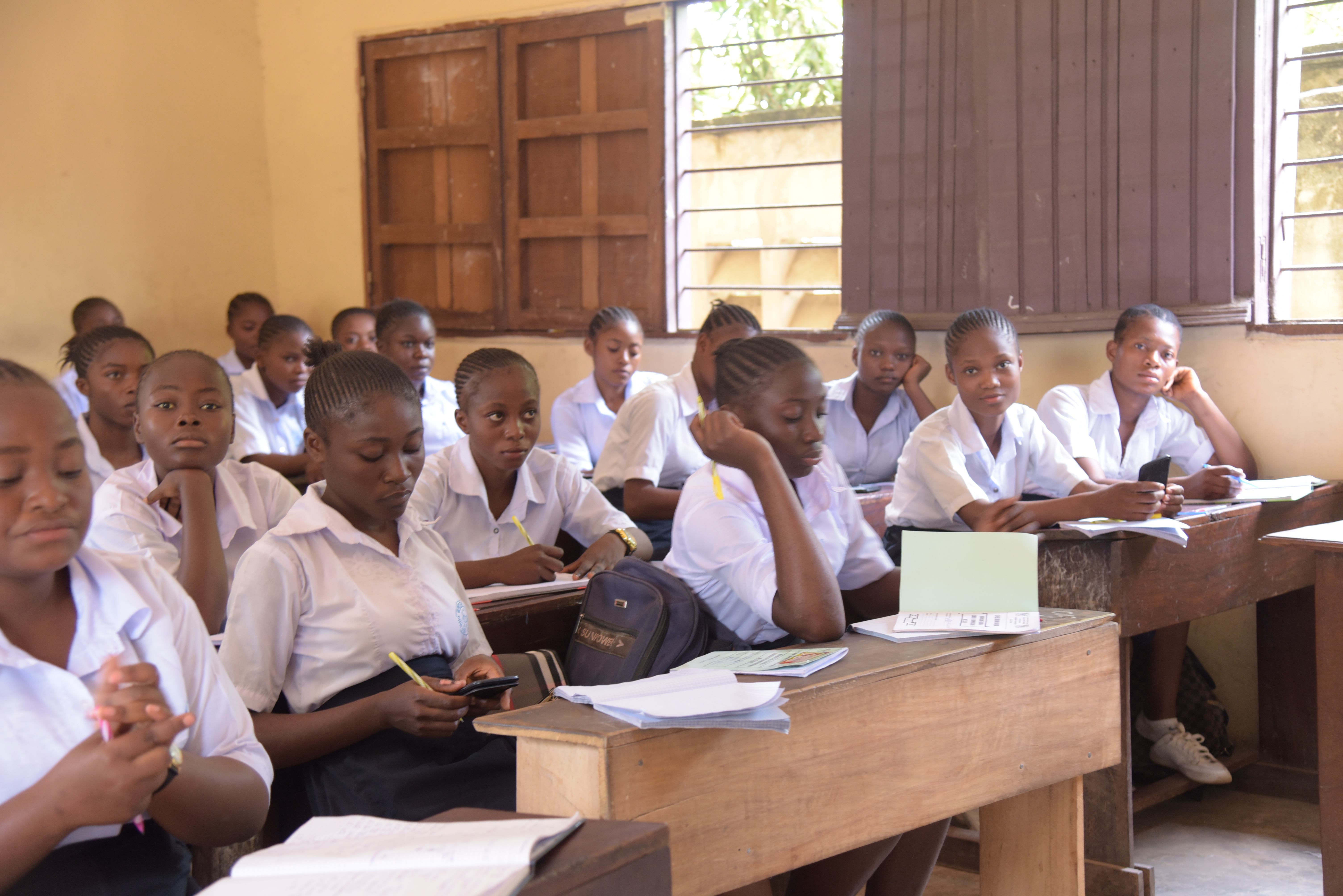 Des filles dans une salle de classe