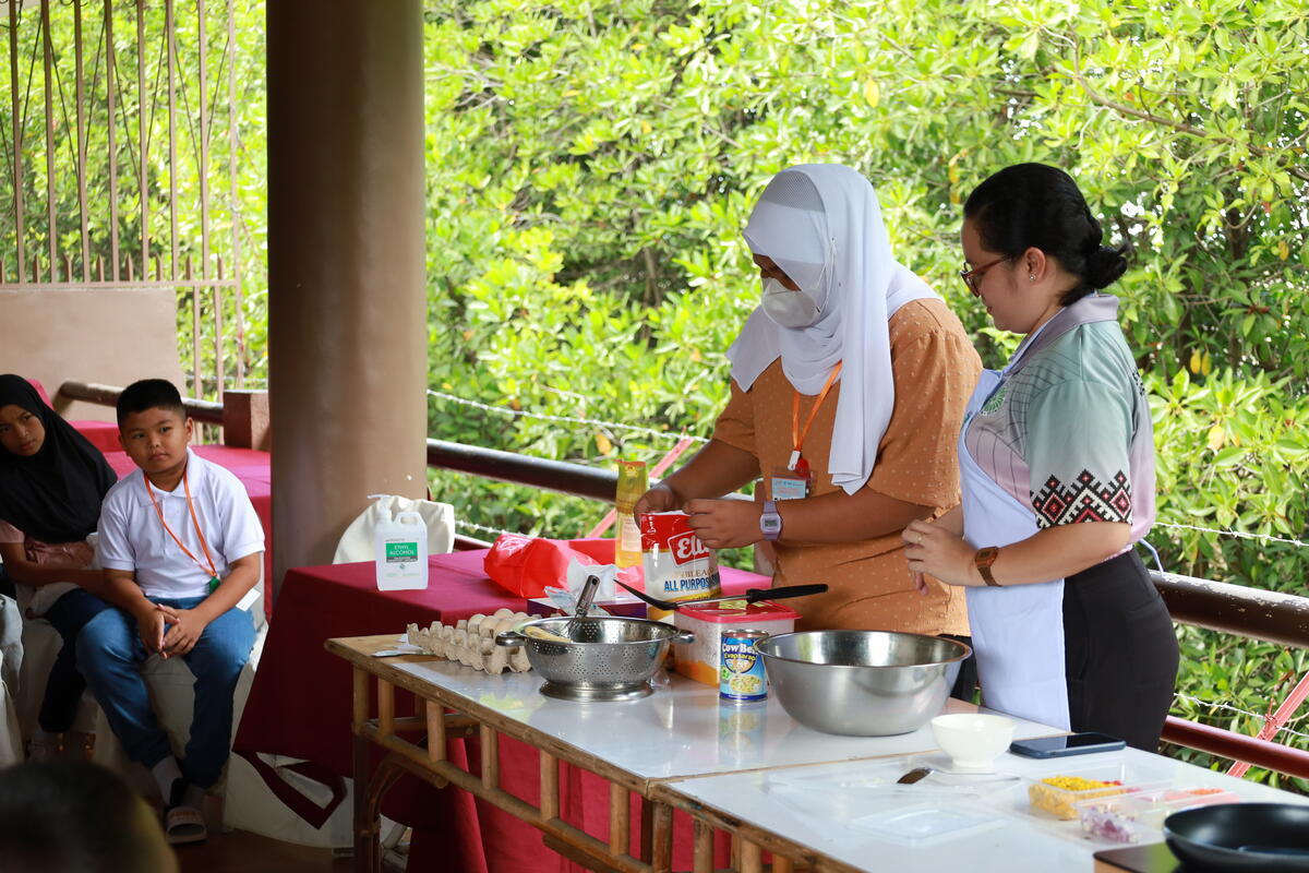 Dausa (white hijab) demonstrates her culinary proficiency during the Children's congress.