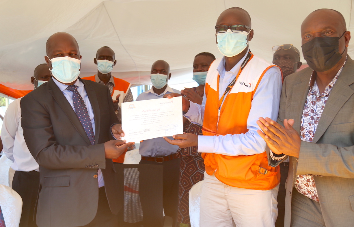 Dr.Mathews Owili, @KisumuCountyKE Deputy Governor (left) and Jeremiah Orongo ( @WorldVisionKE Manager in Kisumu) display the Memorandum of Understanding (MoU) signed between the two organisations. We are working together to transform lives in Katito,Kenya. #PartnershipsWork