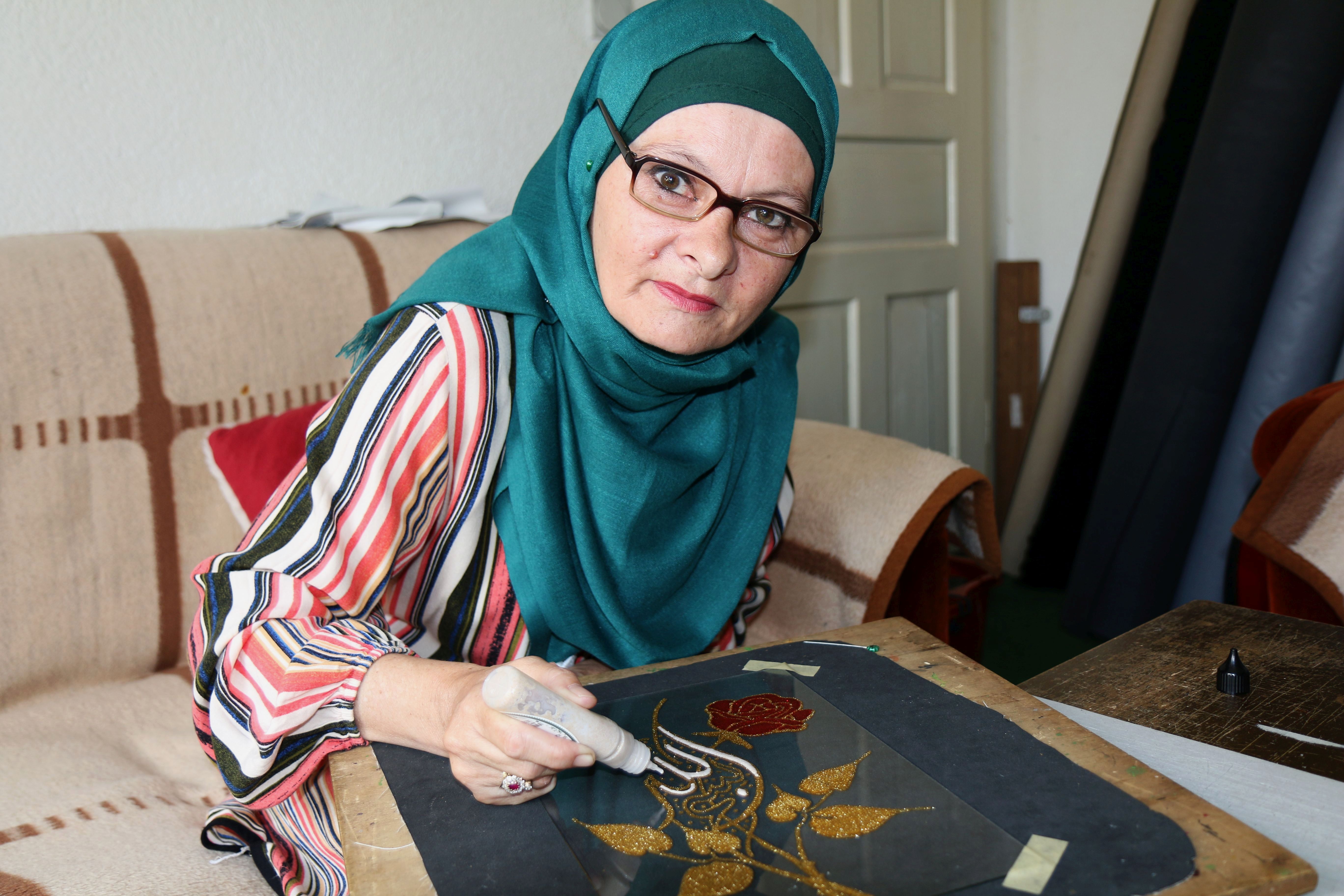 Esmina je izradom kaligrafije na staklu pronašla vlastiti mir, ali i korist za svoju porodicu nakon što su se izrađene levhe počele prodavati.
