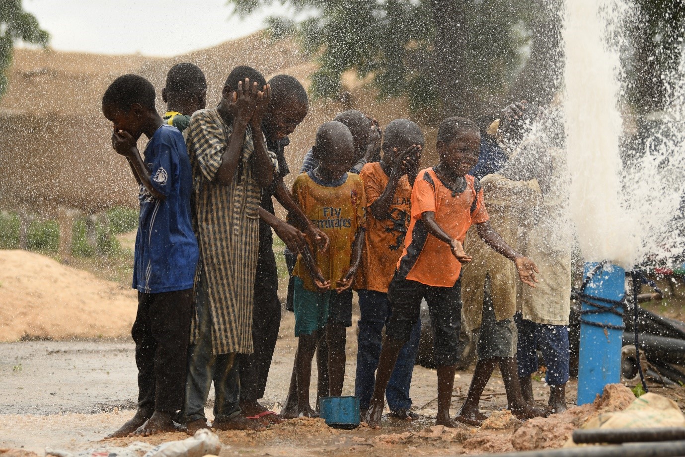 Explosion of joy of the children during the realization of the first borehole of Bassira