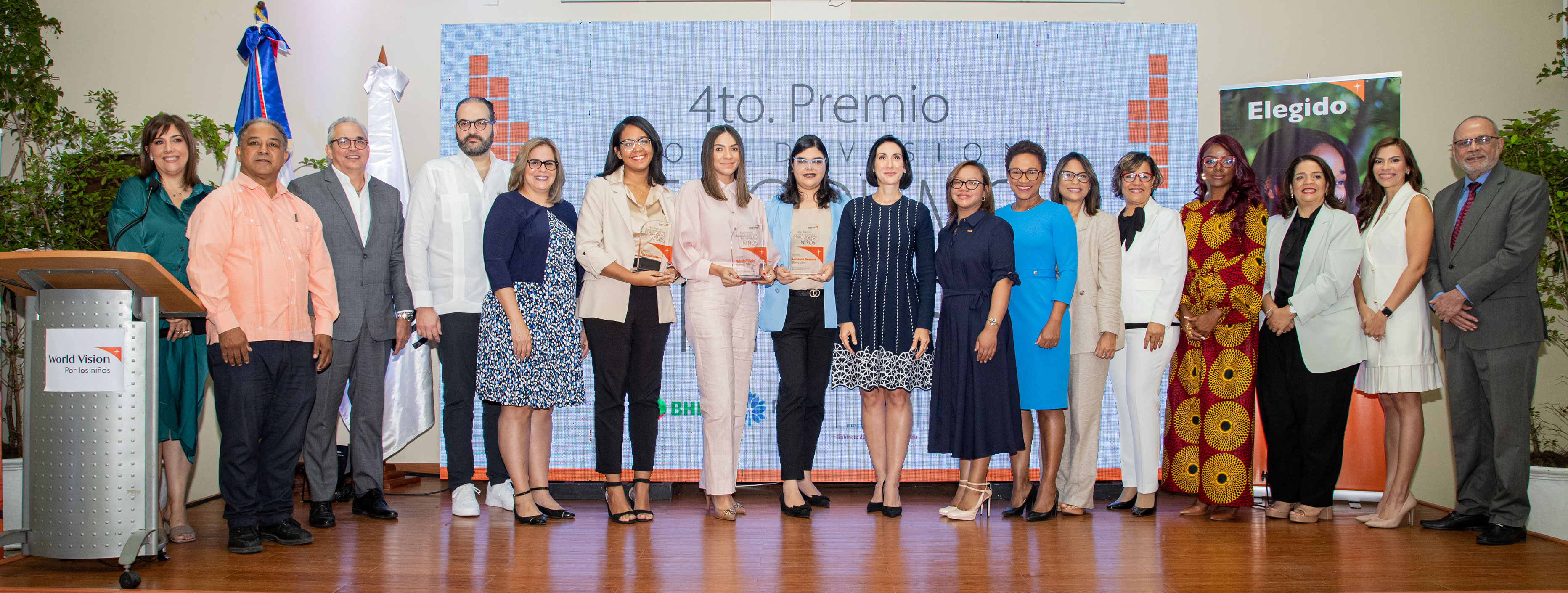 Ganadoras del Premio junto a la Primera Dama y Directivos de World Vision