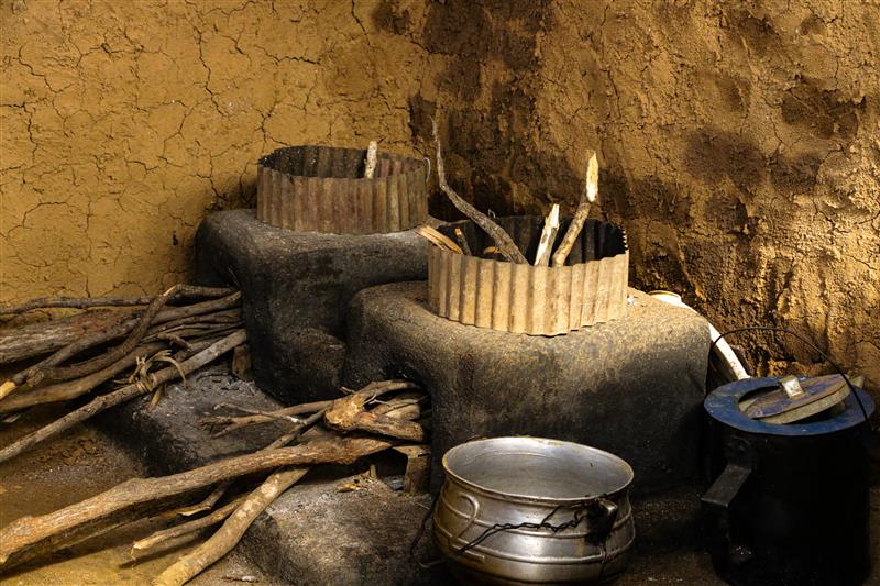 a tsotso stove used by project participants for cooking. This stove efficiently uses small branches instead of large logs