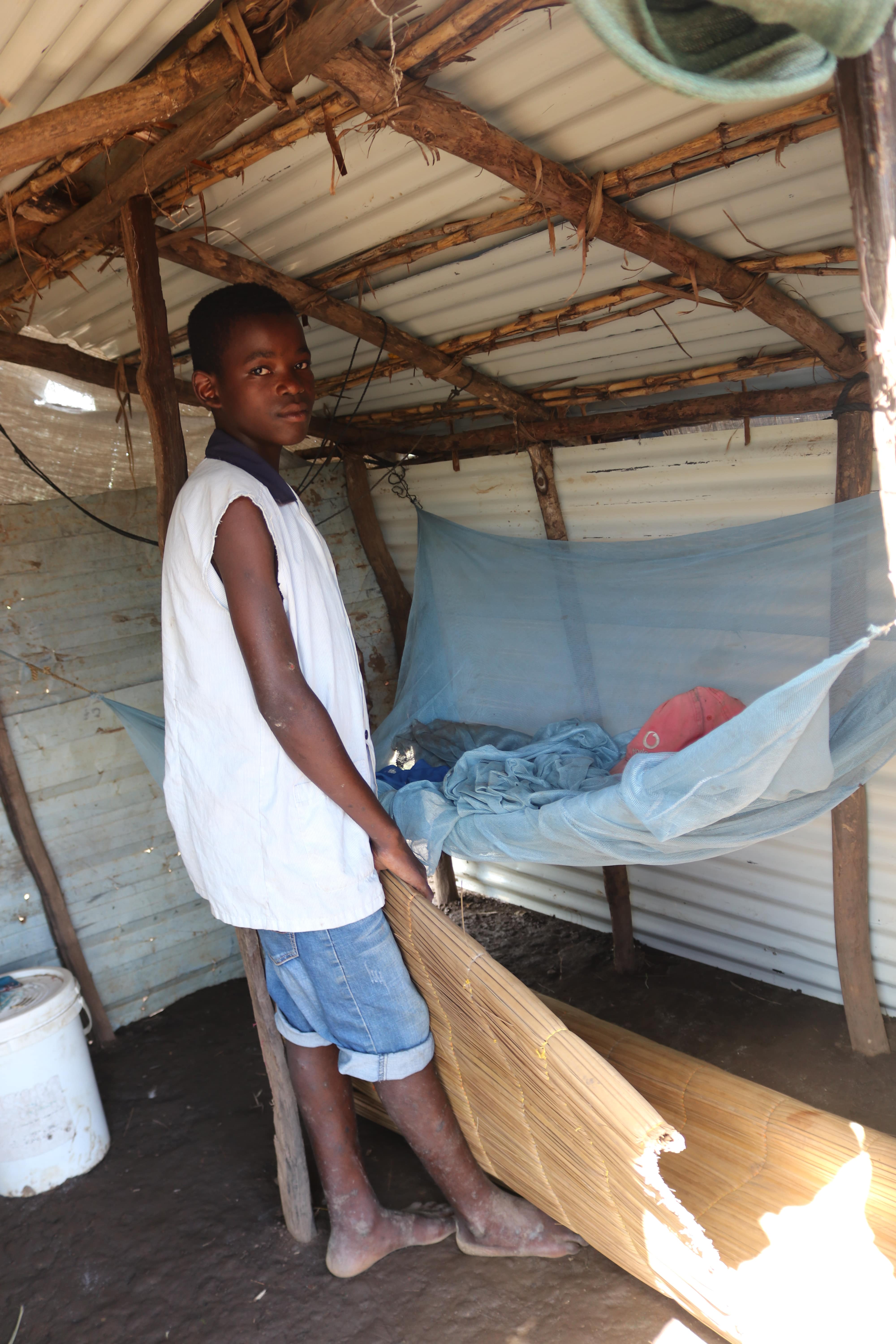 Tiago is showing how he´s sharing the small hovel with his daddy Maneca