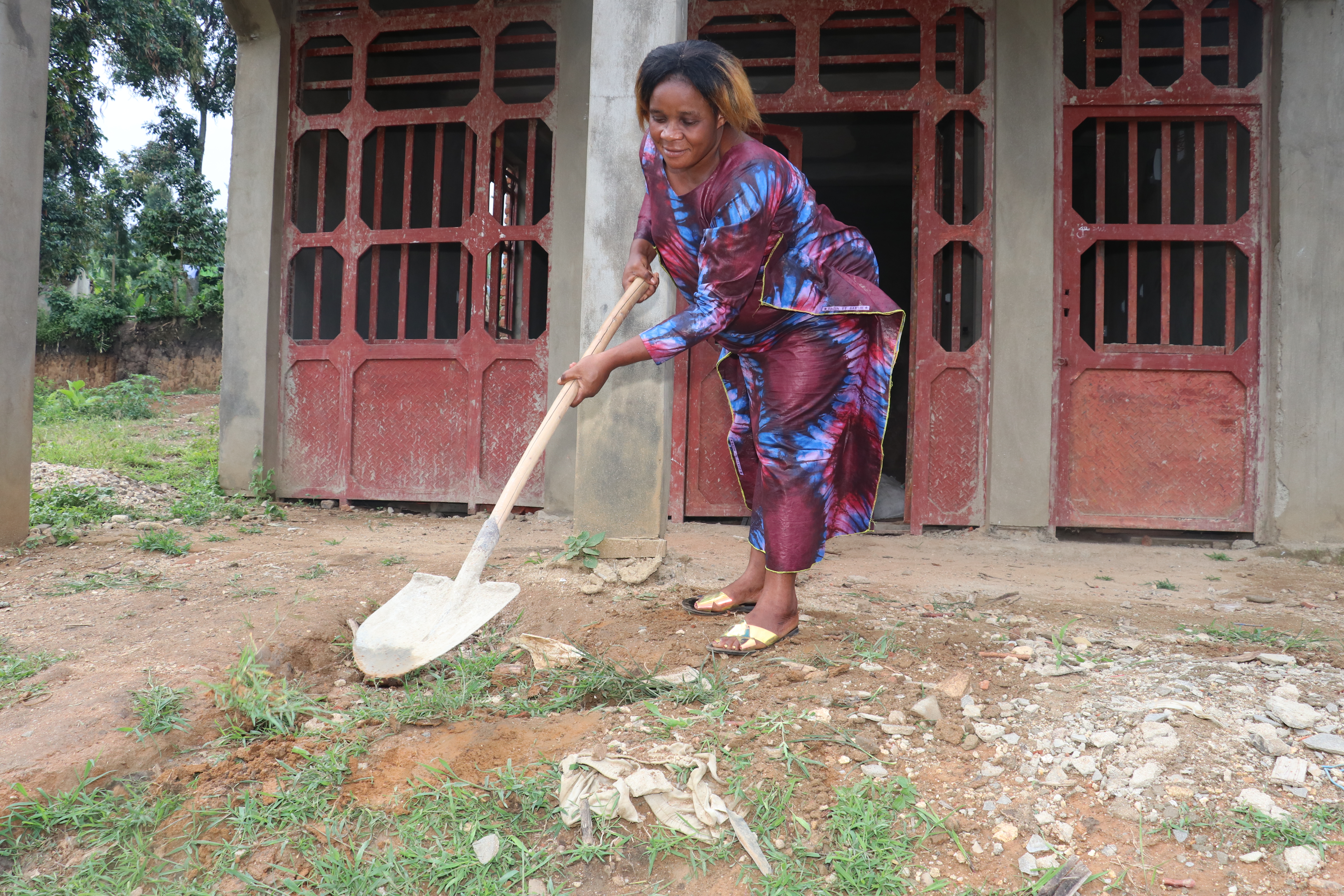 Figure 1: FSP_2022: Gisèle maintaining the front of her house under construction