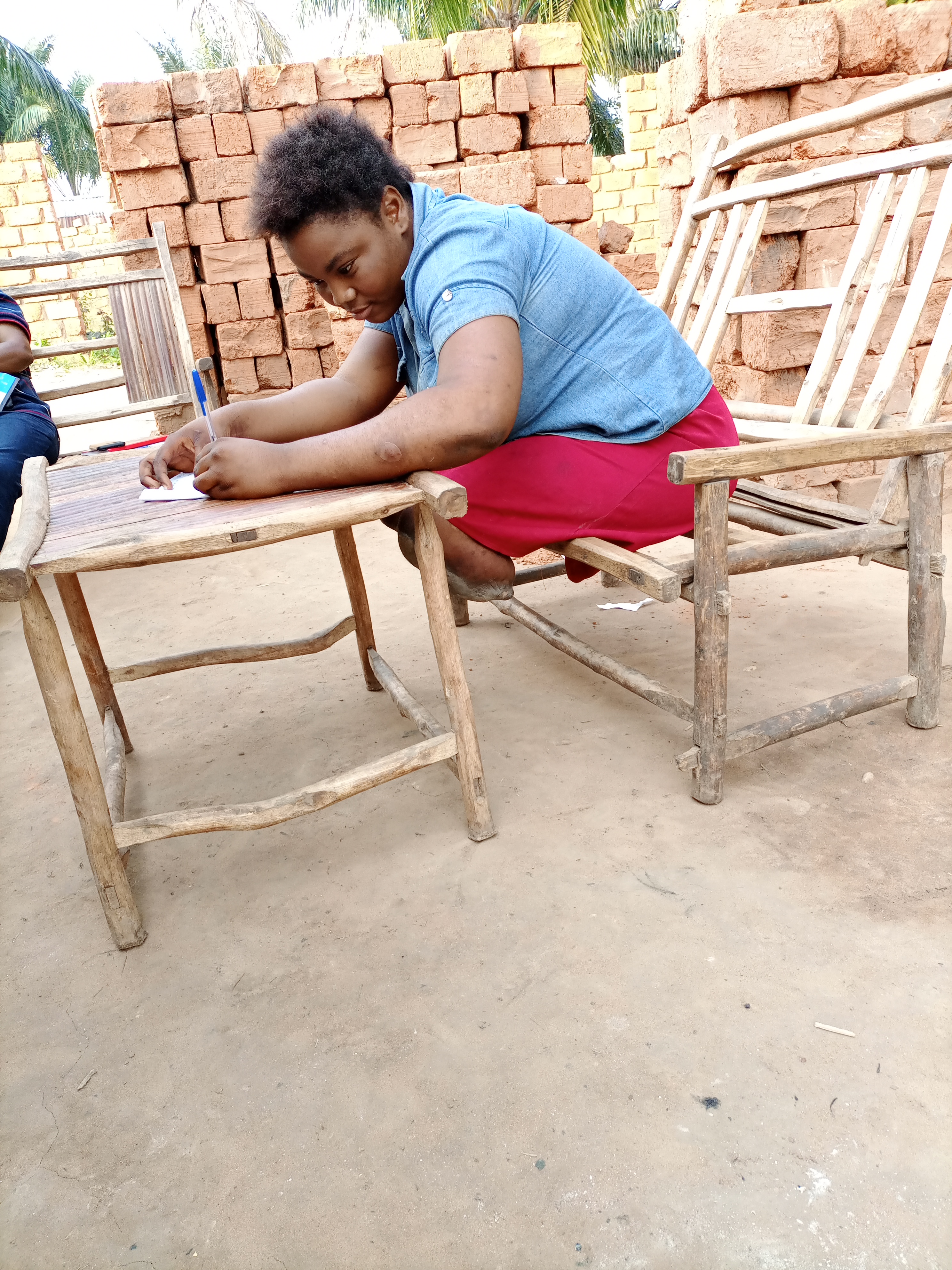 Esther entrain de faire ses devoirs à la maison