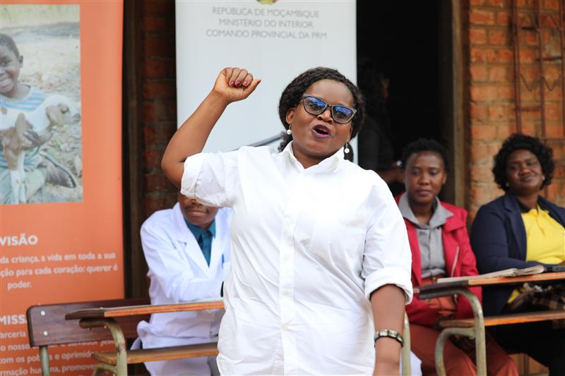 Member of the reference group greeting the community