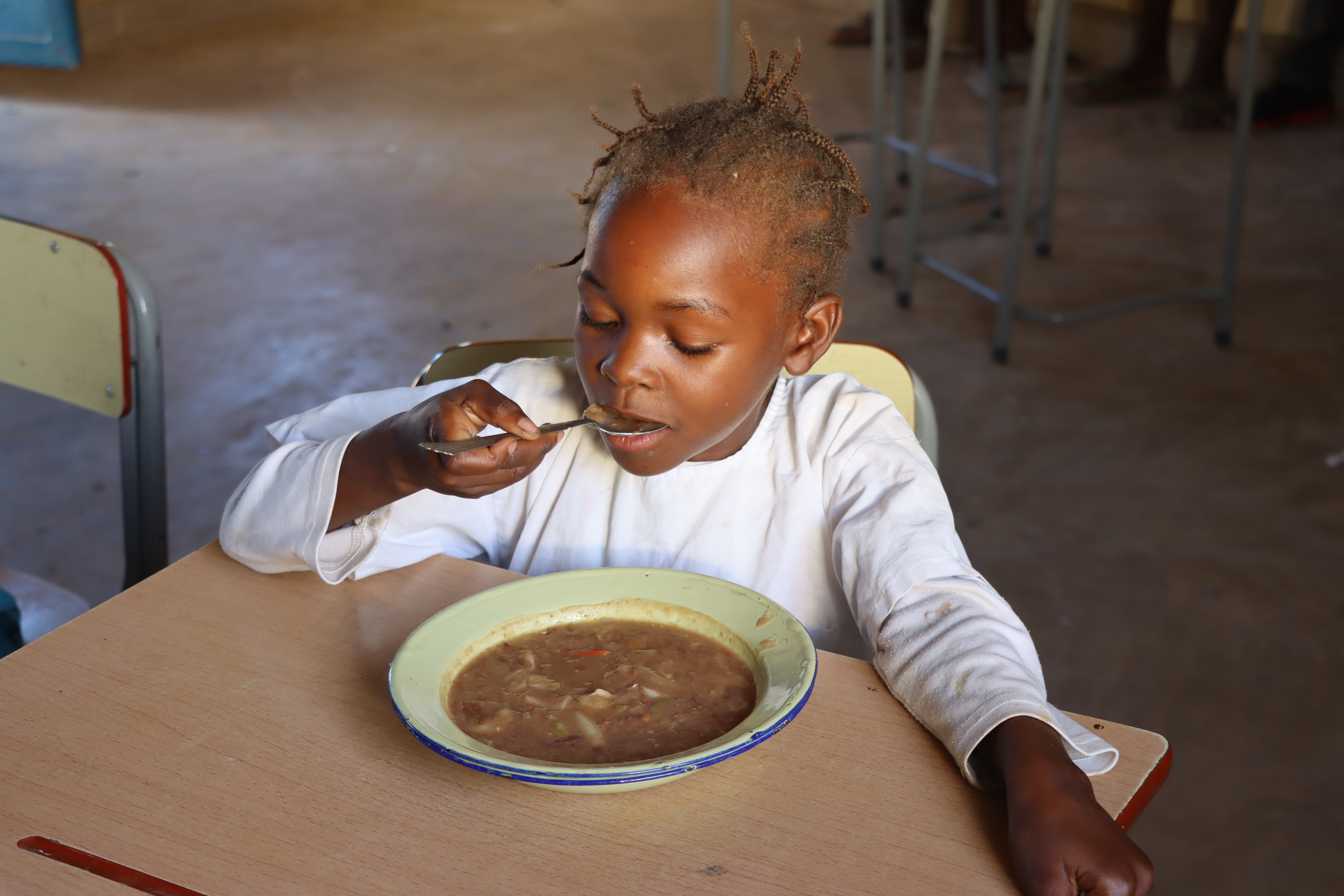  Children happily eating school meals