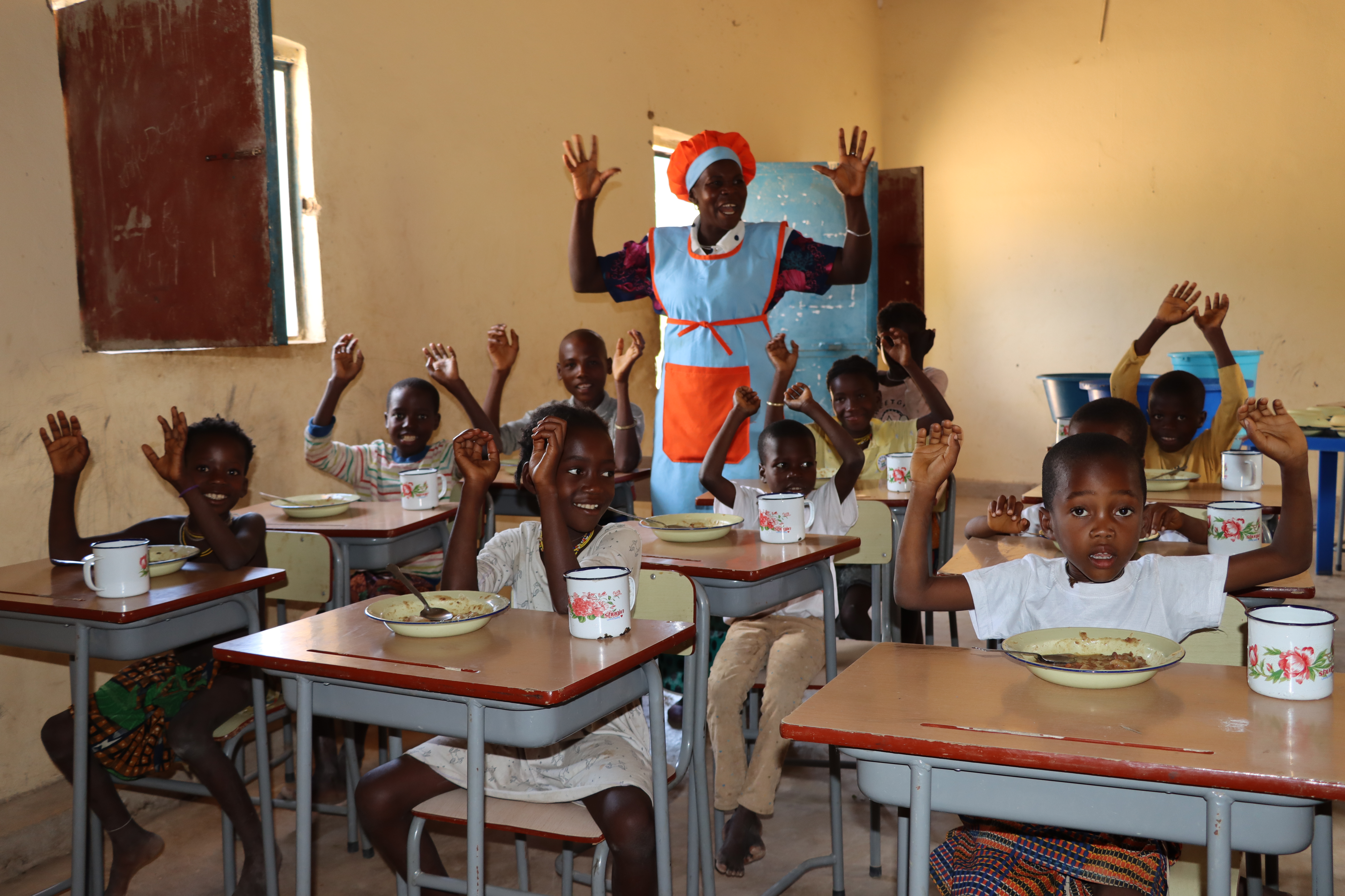  Children happily eating school meals
