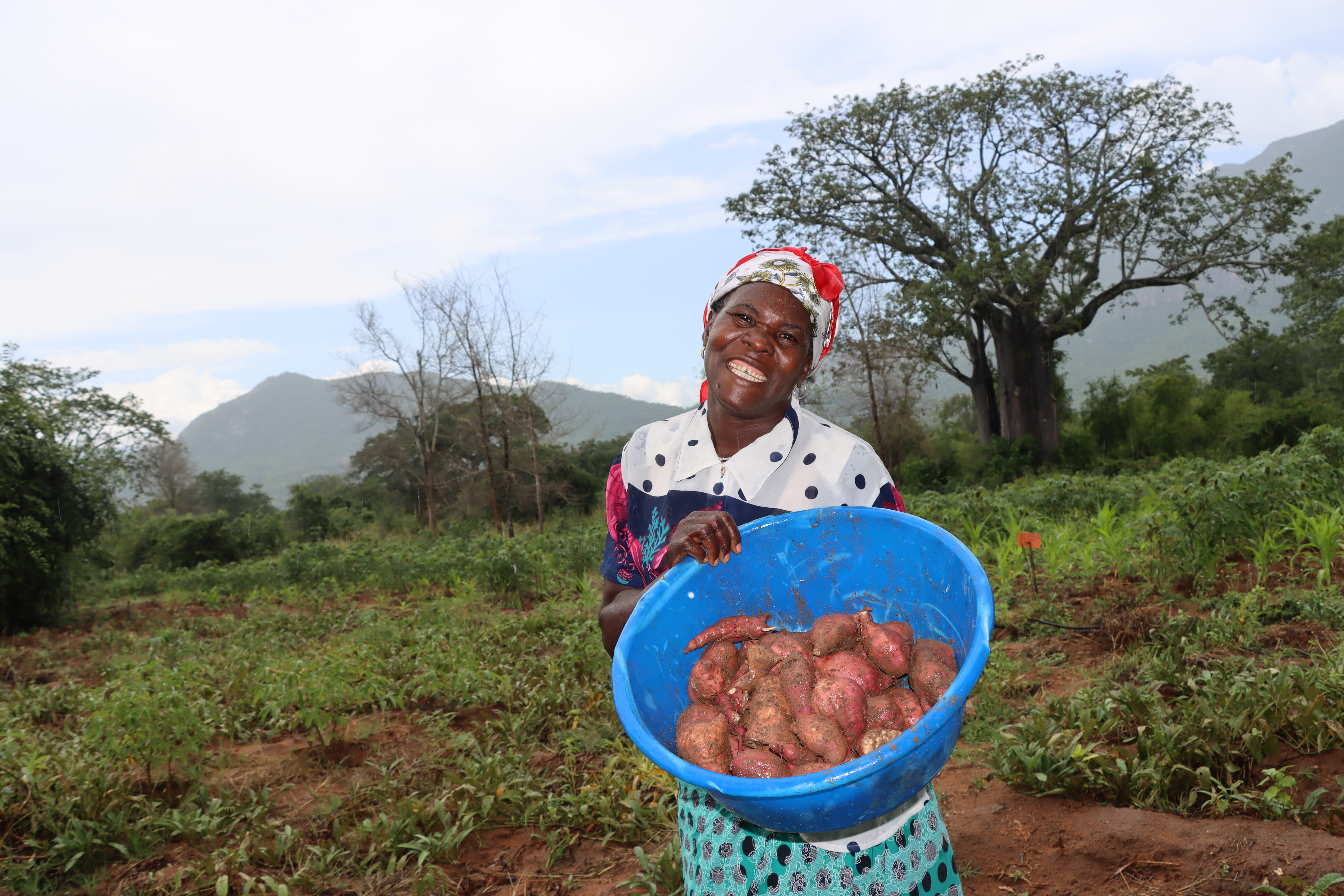 Maria Zita is happy, seeing the success of the crops after the implementation of the field schoola