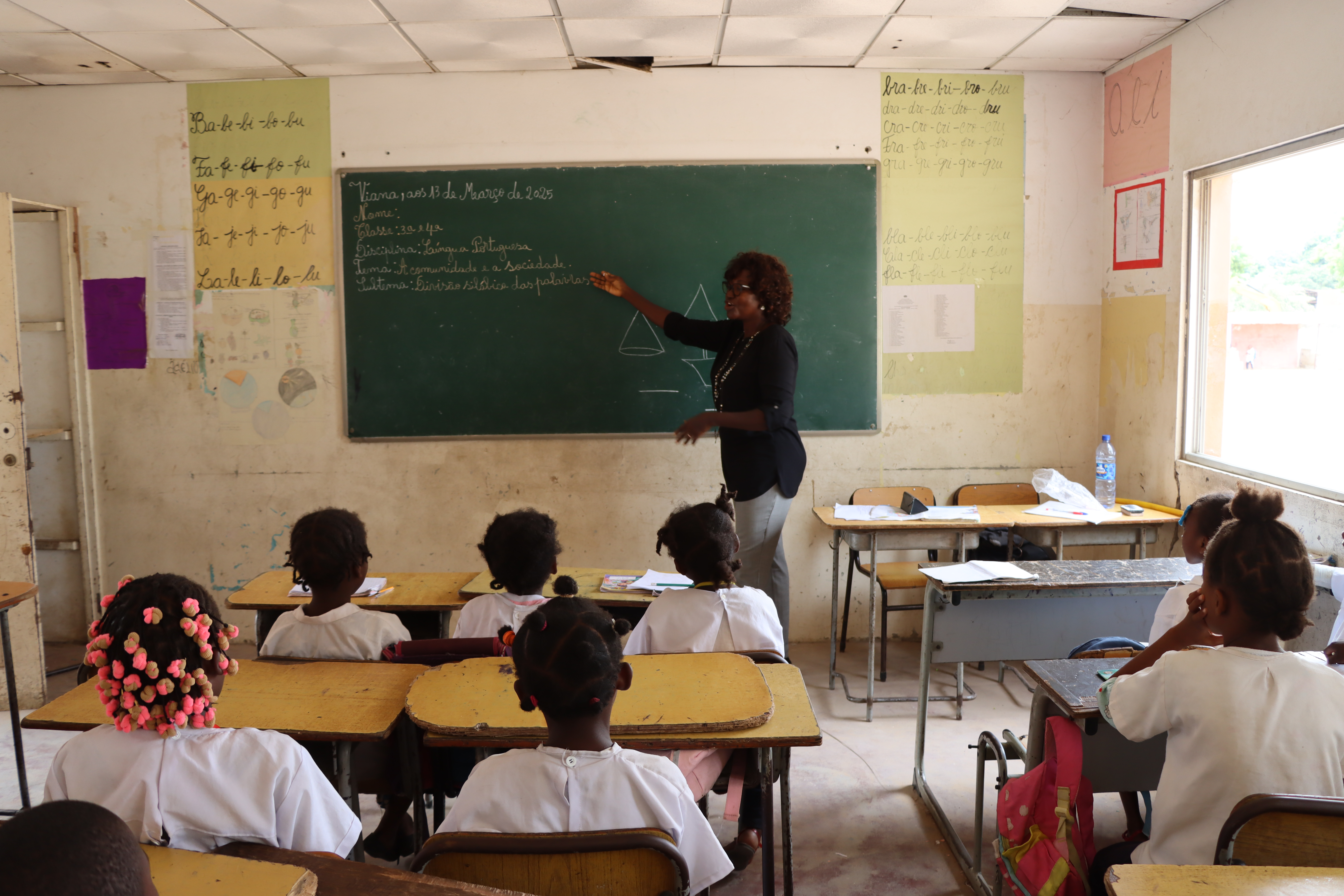 Teacher teaching 5102 students