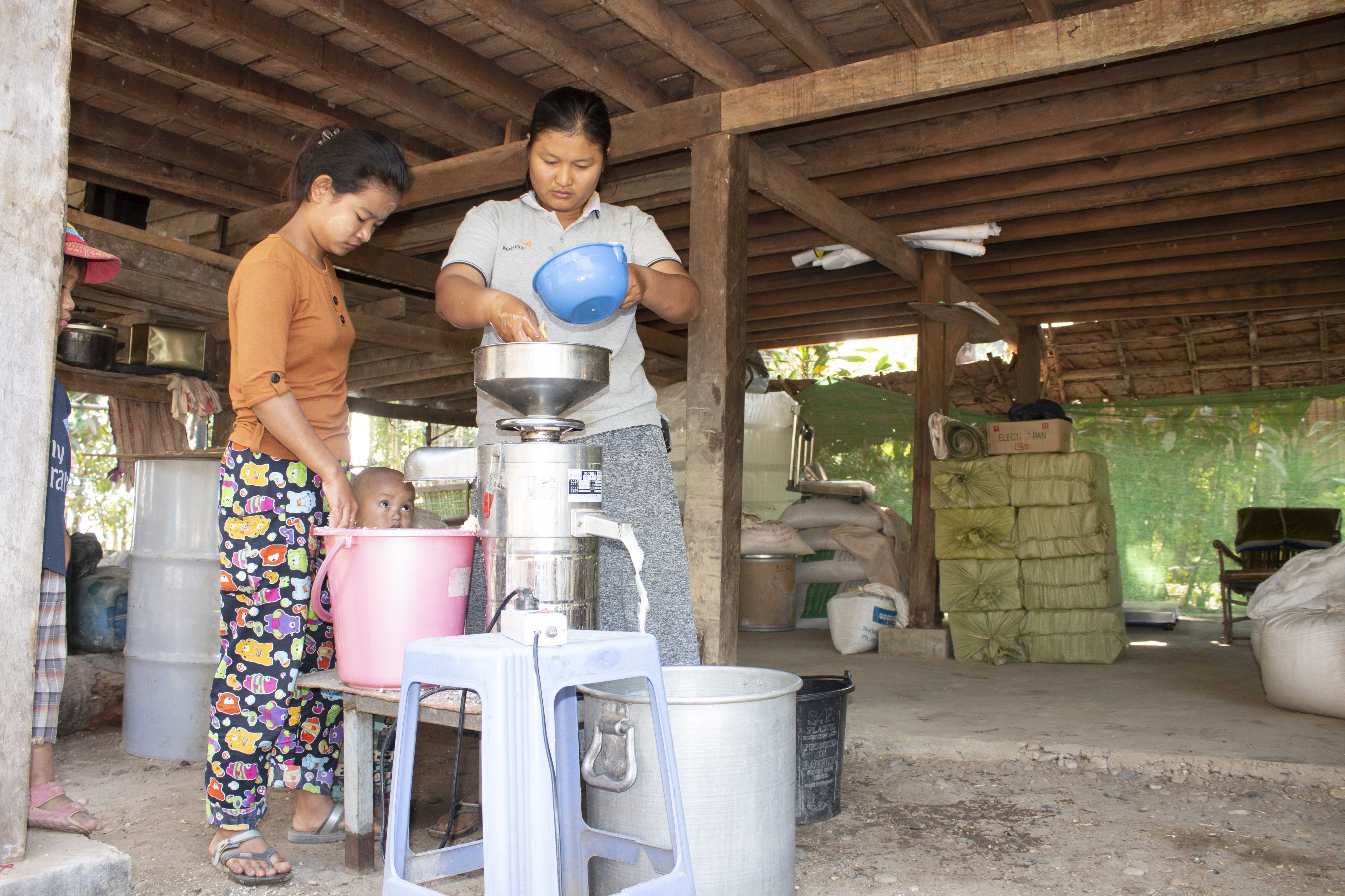 Yu, helping with making of soy bean milk 