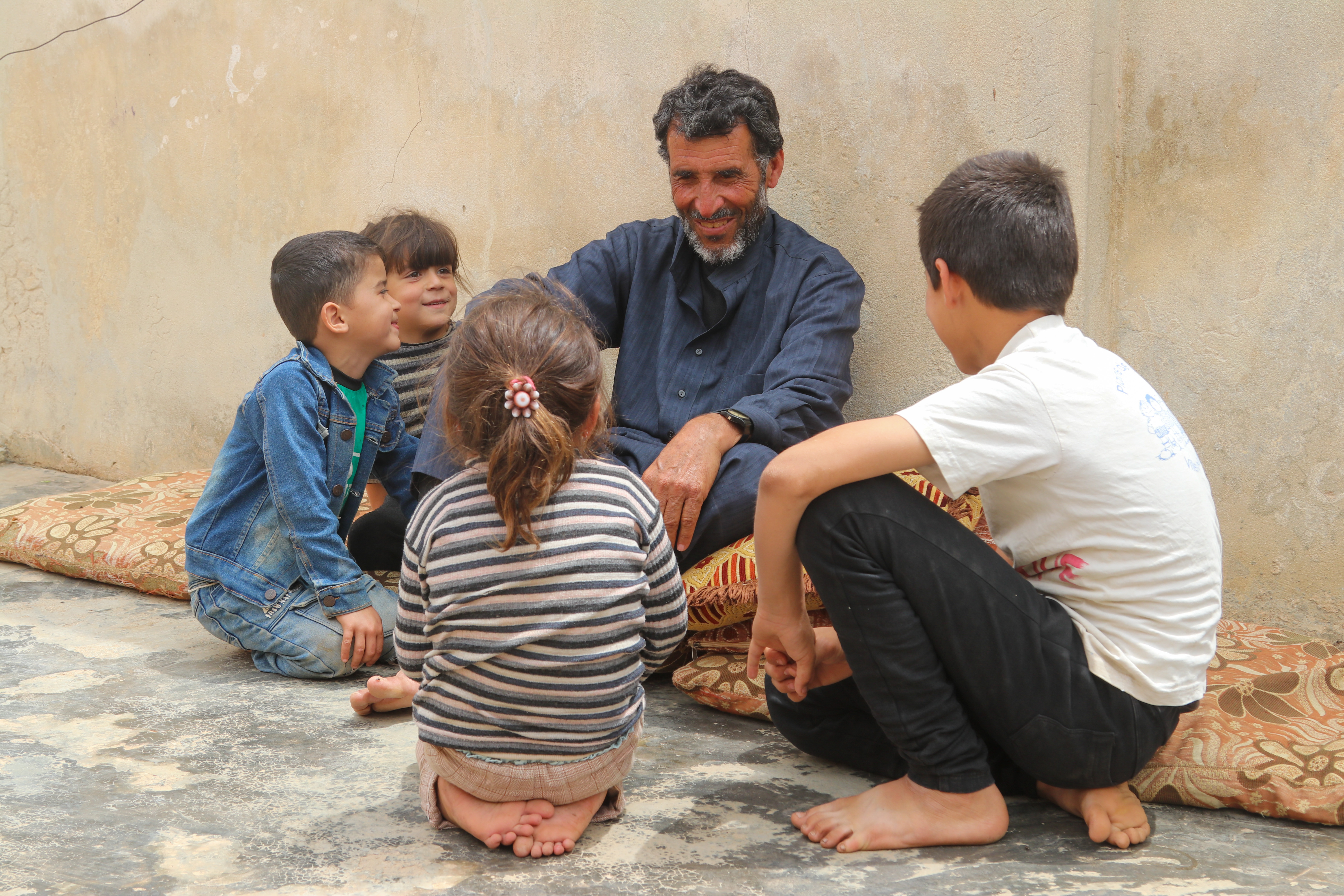 World Vision Syria Response Partner, ULUSLARARASI INSANI YARDIMLAŞMA DERNEĞI Abu Hashim with his grandchildren.