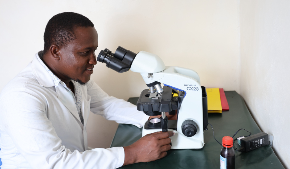 Mother to Mother equipped Rimarapera Dispensary with a microscope; which has enabled the health team to easily detect diseases and recommend medication.